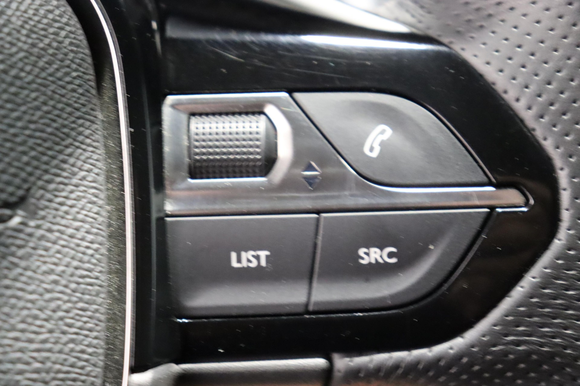 PEUGEOT 208 1.2 PureTech 130 GT Line-image-10