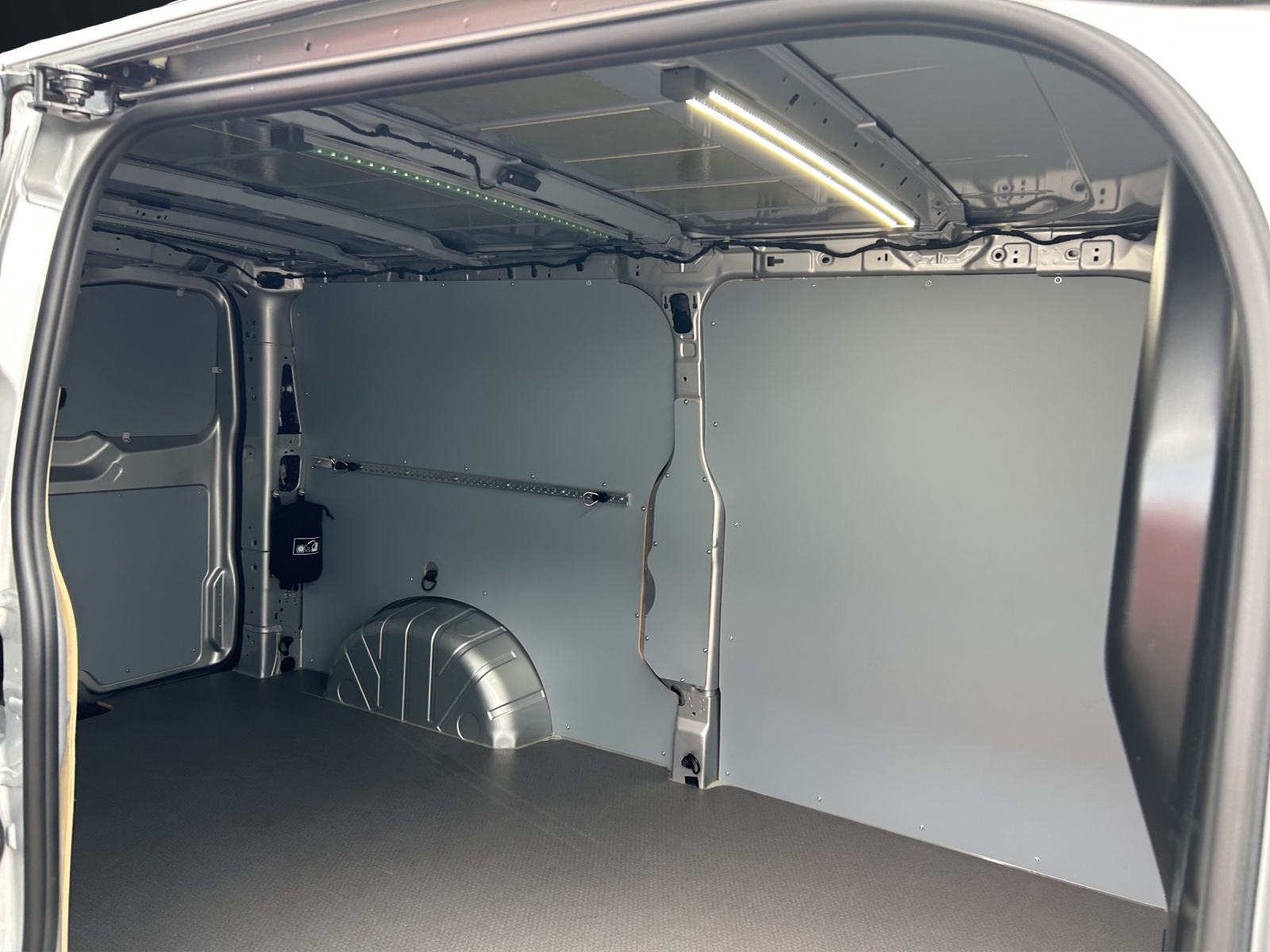 VW Transporter 2.0 TDI 4Motion Lang Automat * 1370KG Nutzlast * Heckflügeltüren *-image-10