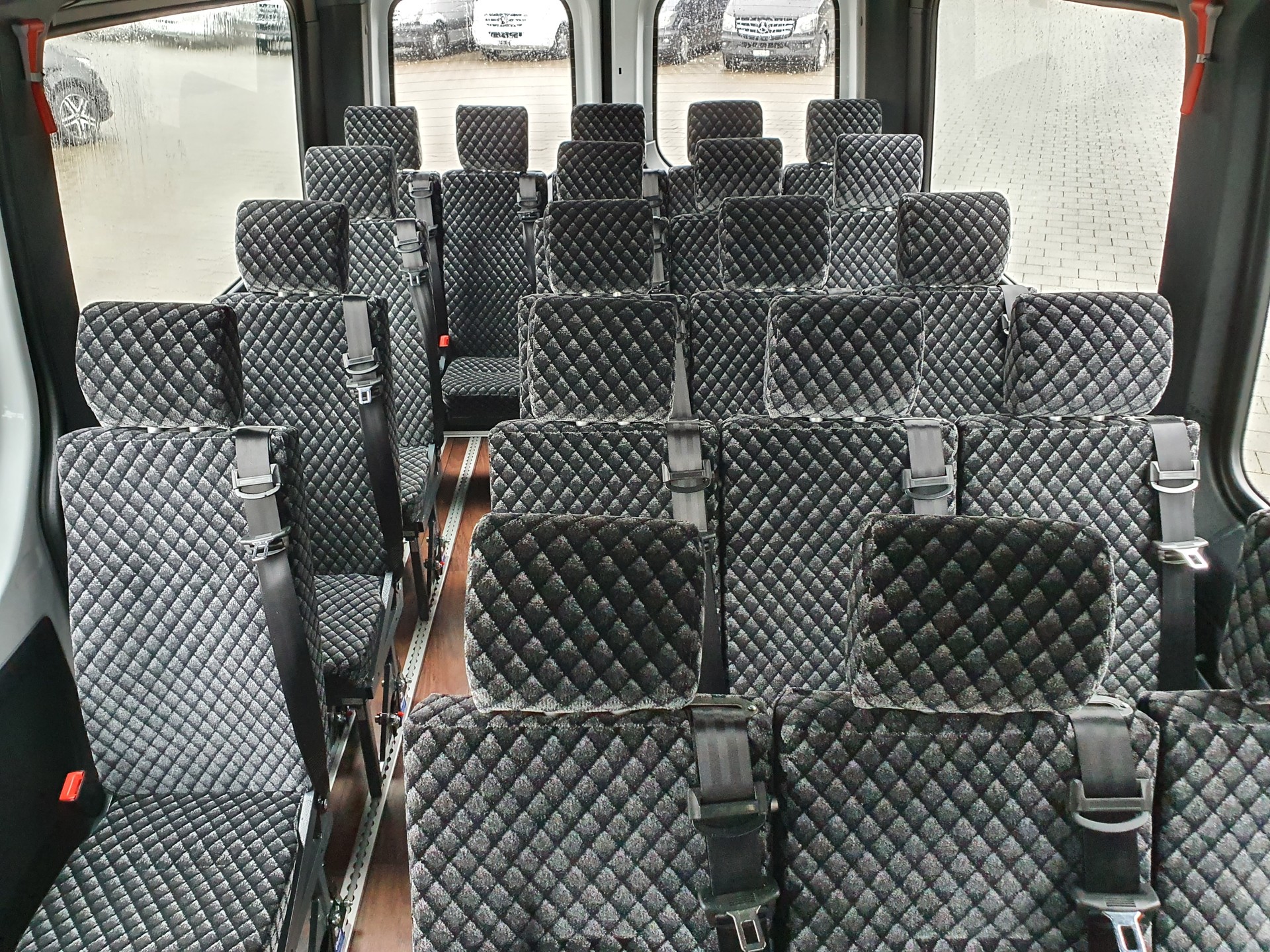 MERCEDES-BENZ Schulbus mit 33 Sitzplätzen-image-2