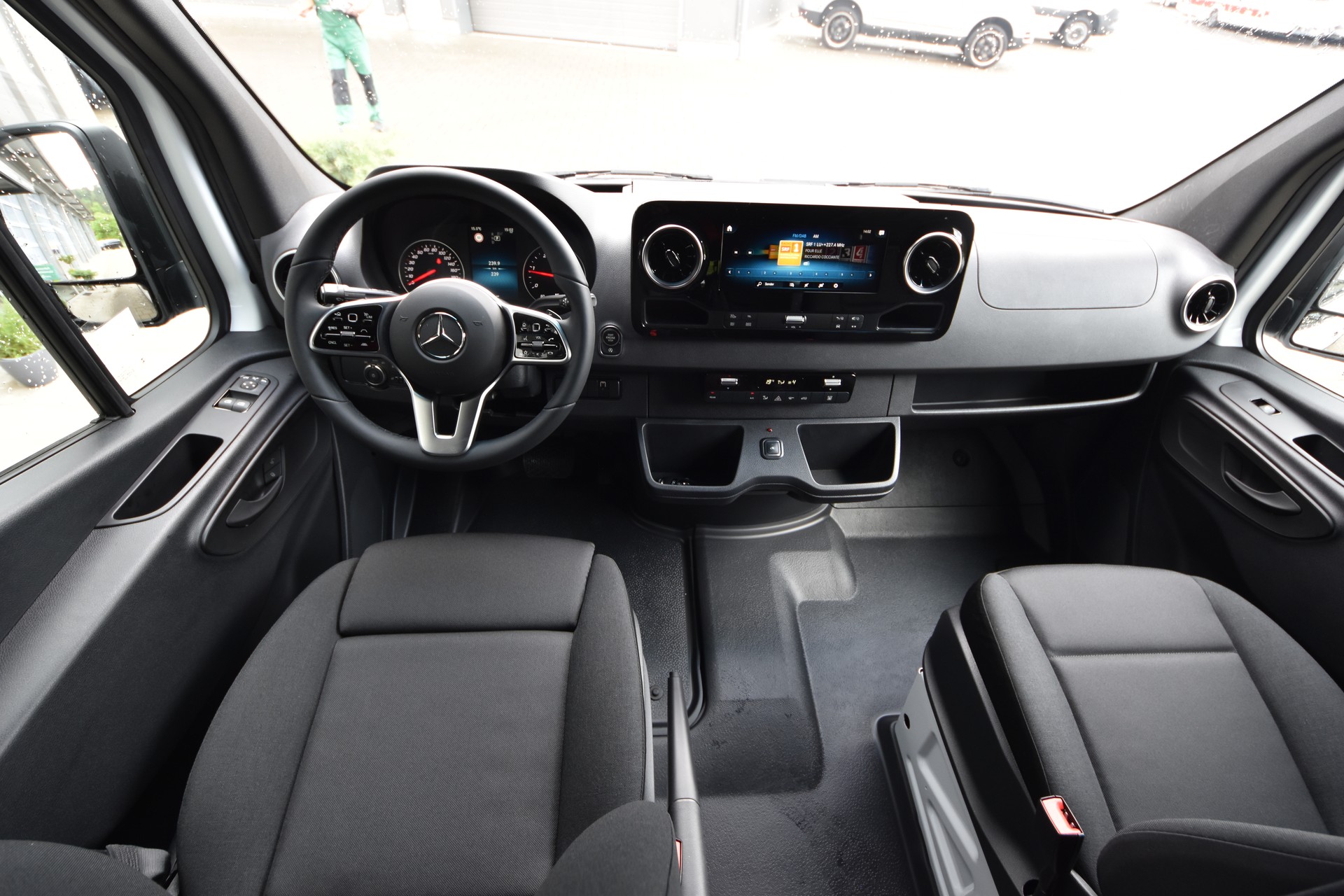 MERCEDES-BENZ Schulbus mit 33 Sitzplätzen-image-3
