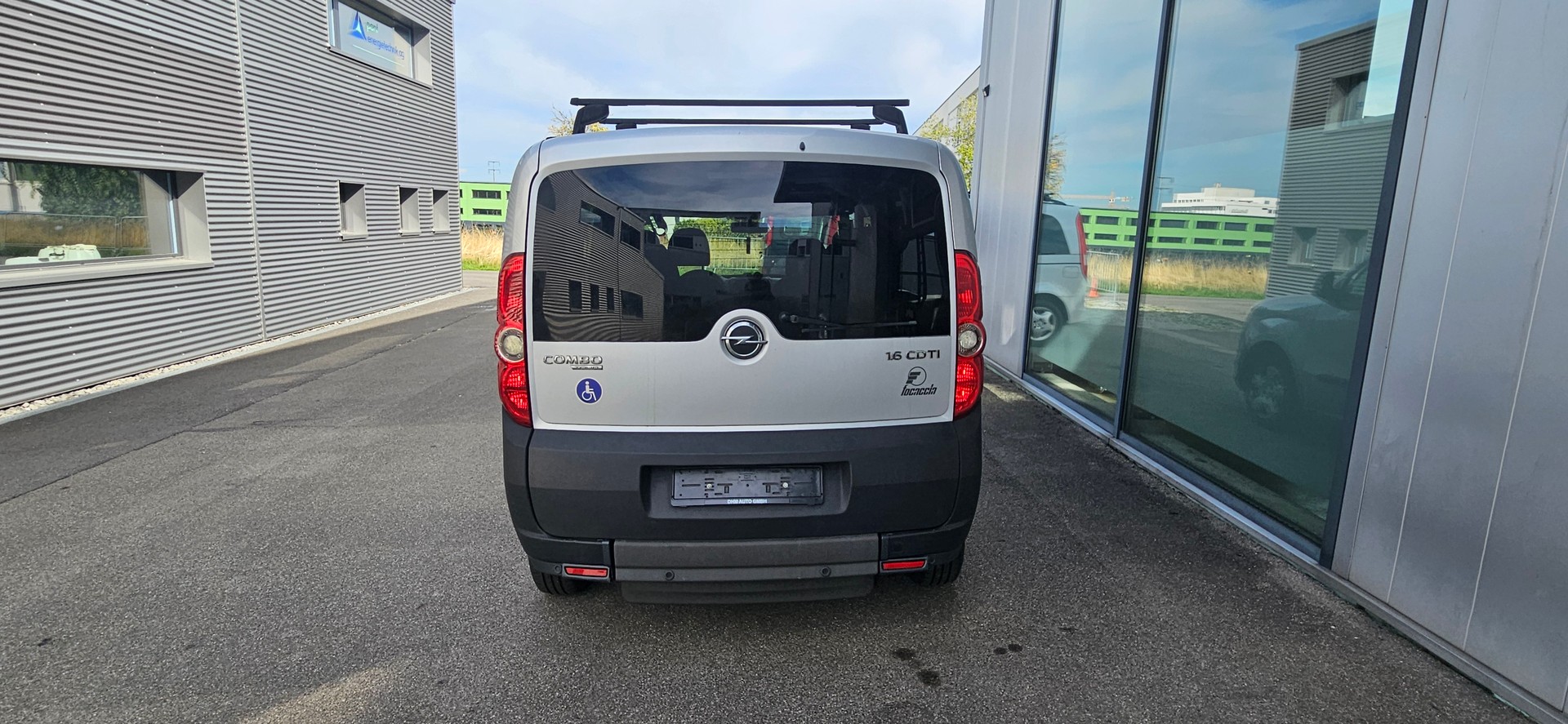 OPEL Behindertengerecht-Rampe / 4-Sitze & ein Rollstuhlfahrer/in-image-11