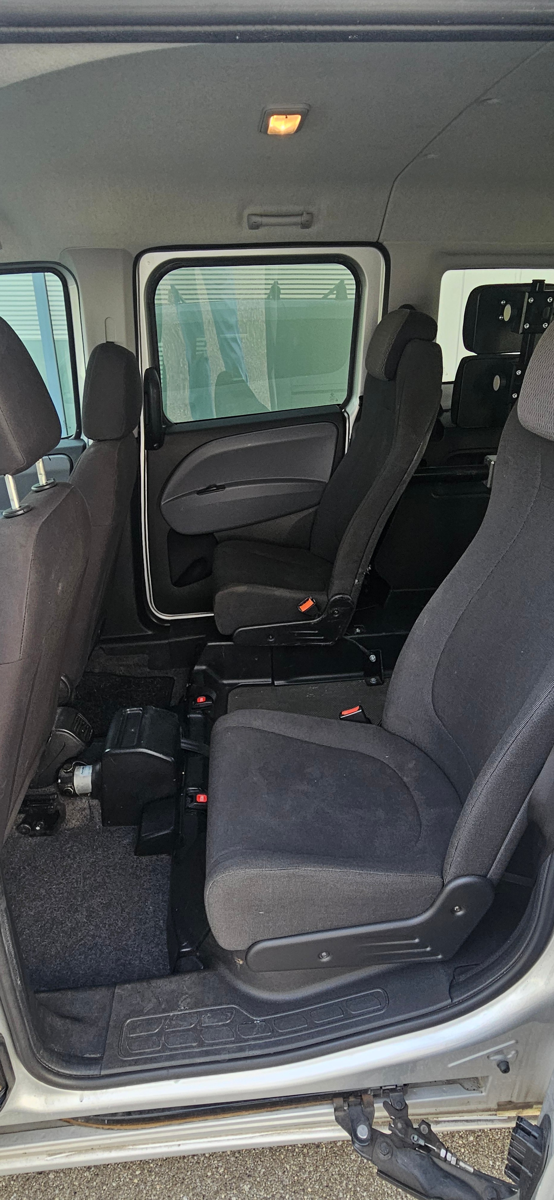 OPEL Behindertengerecht-Rampe / 4-Sitze & ein Rollstuhlfahrer/in-image-9