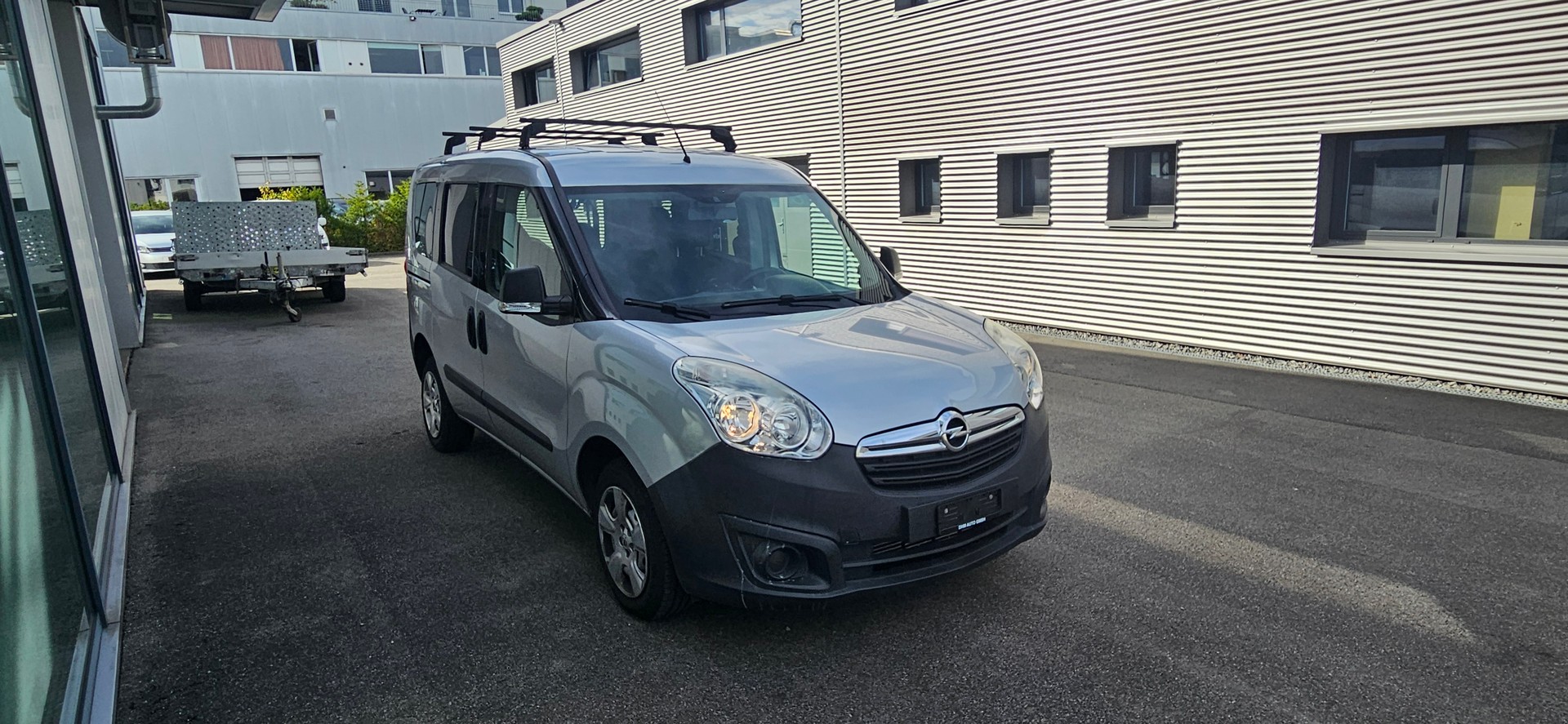 OPEL Behindertengerecht-Rampe / 4-Sitze & ein Rollstuhlfahrer/in-image-3