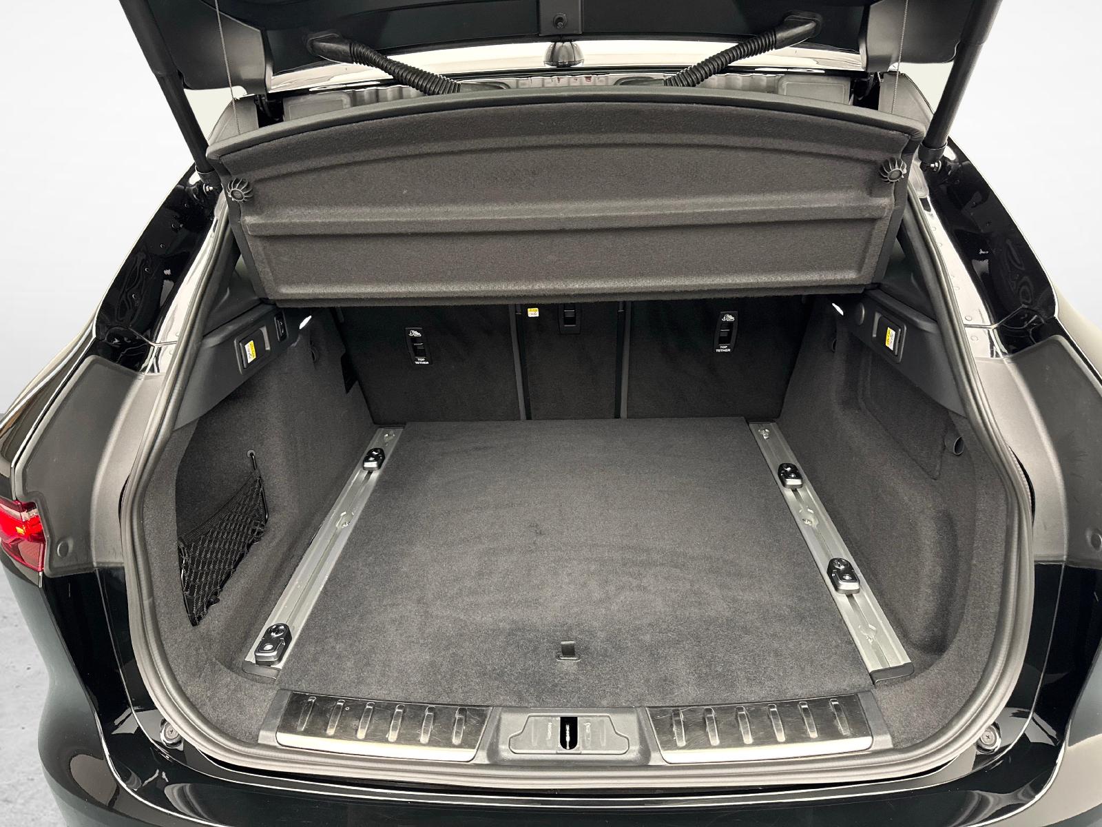 JAGUAR F-Pace 3.0 D I6 R-Dynamic HSE AWD-image-11