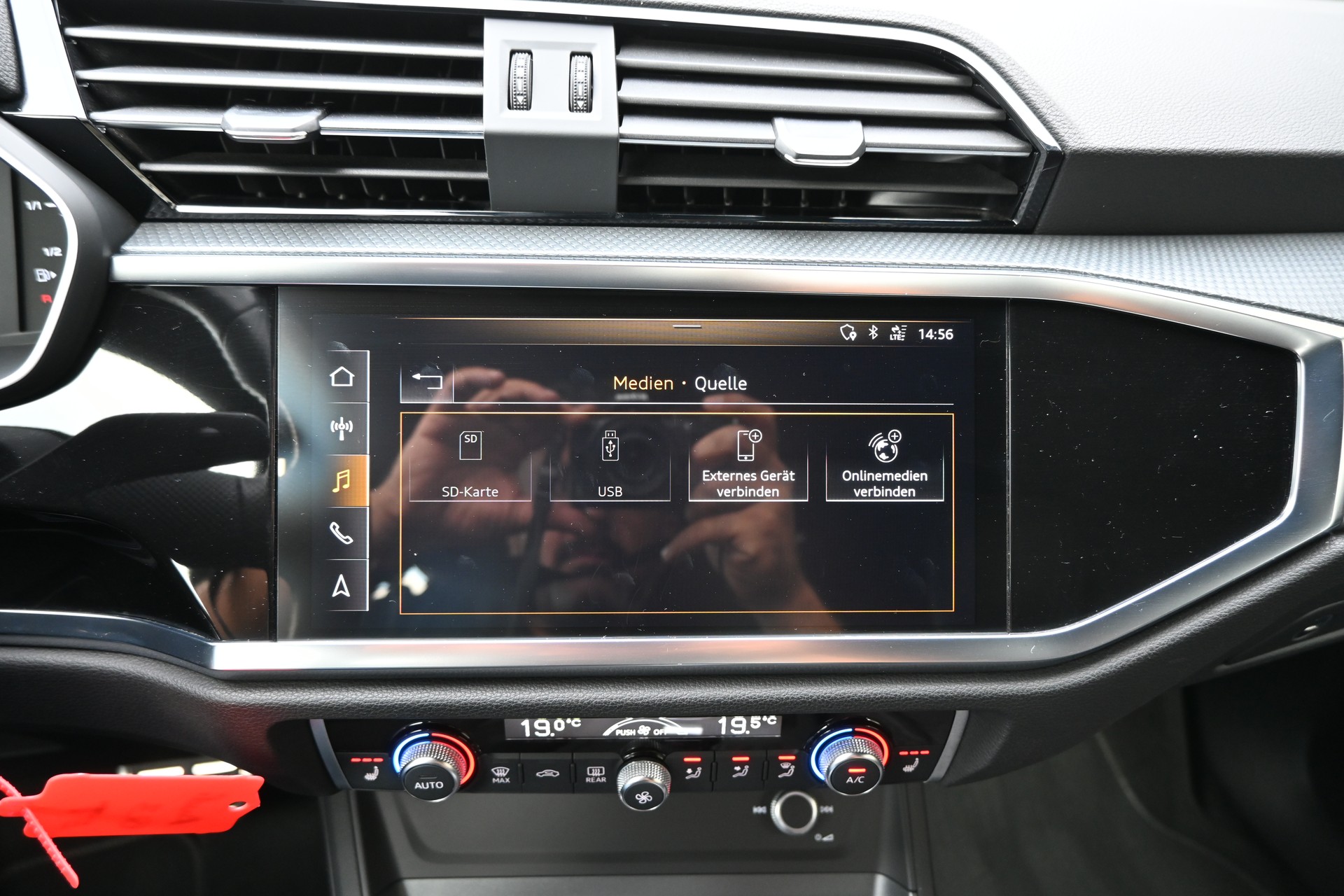 AUDI Q3 40 TFSI S line quattro S-tronic + AHK 2100kg-image-28