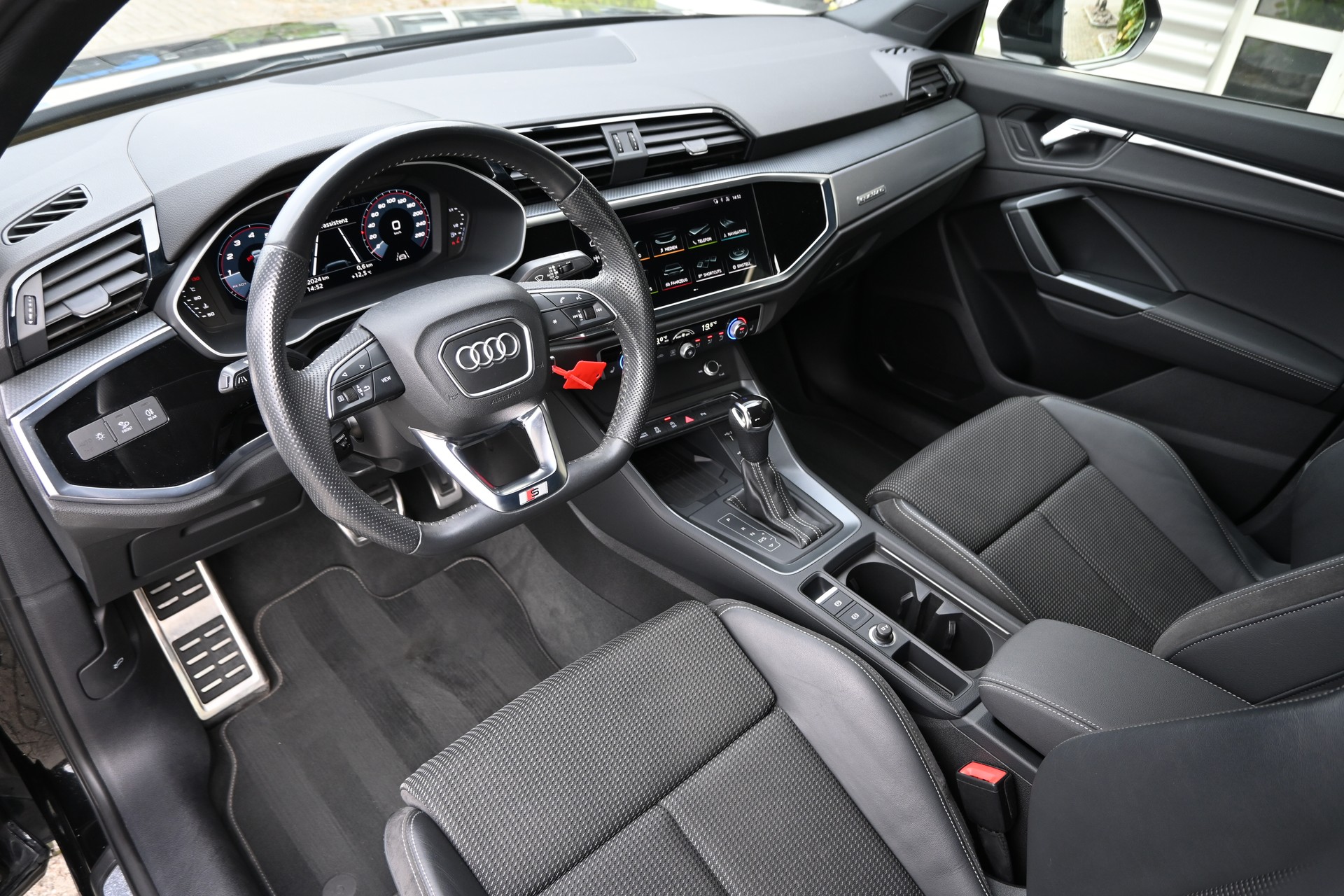 AUDI Q3 40 TFSI S line quattro S-tronic + AHK 2100kg-image-9