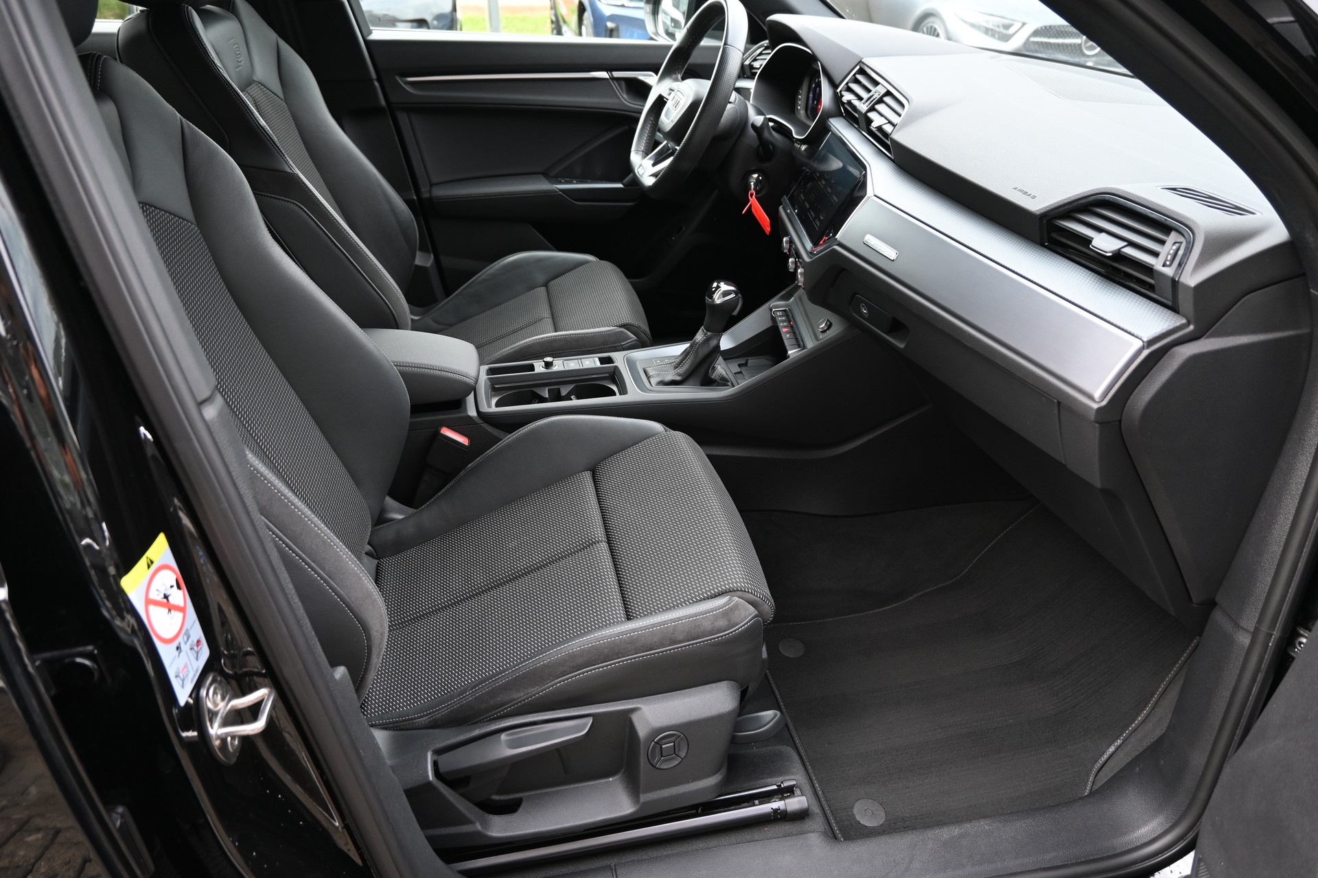 AUDI Q3 40 TFSI S line quattro S-tronic + AHK 2100kg-image-12