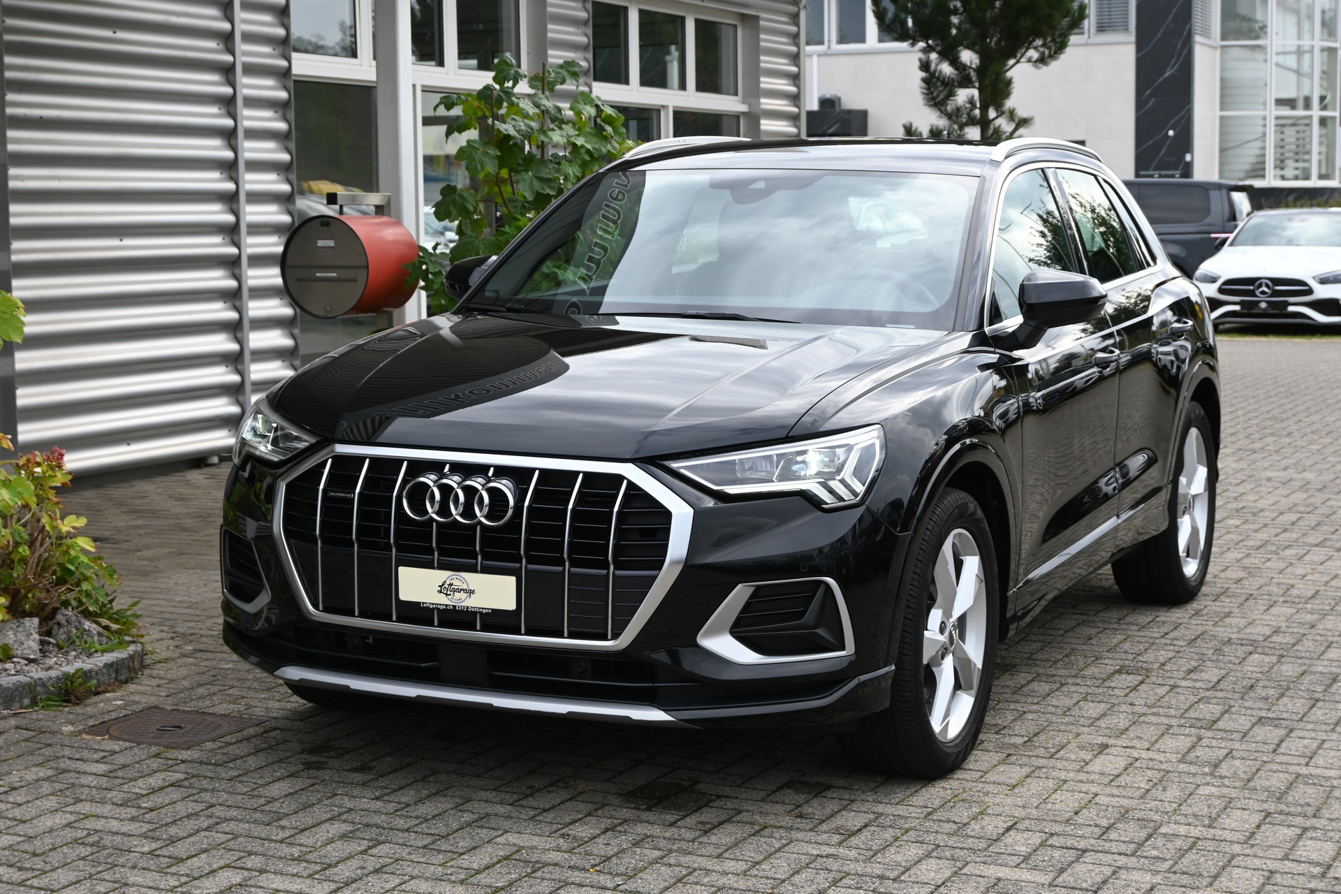 AUDI Q3 40 TFSI S line quattro S-tronic + AHK 2100kg-showroom-element-1