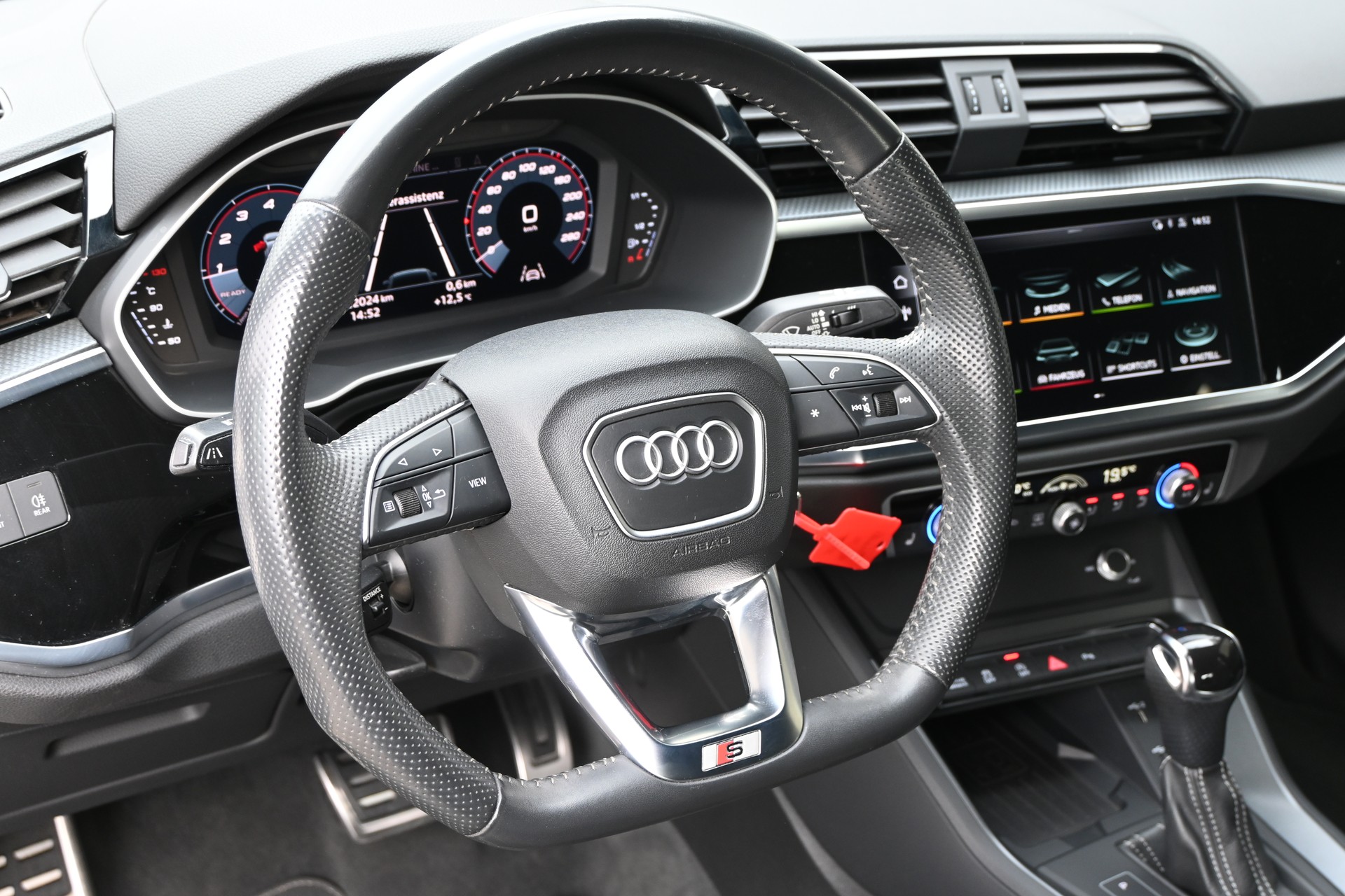 AUDI Q3 40 TFSI S line quattro S-tronic + AHK 2100kg-image-16