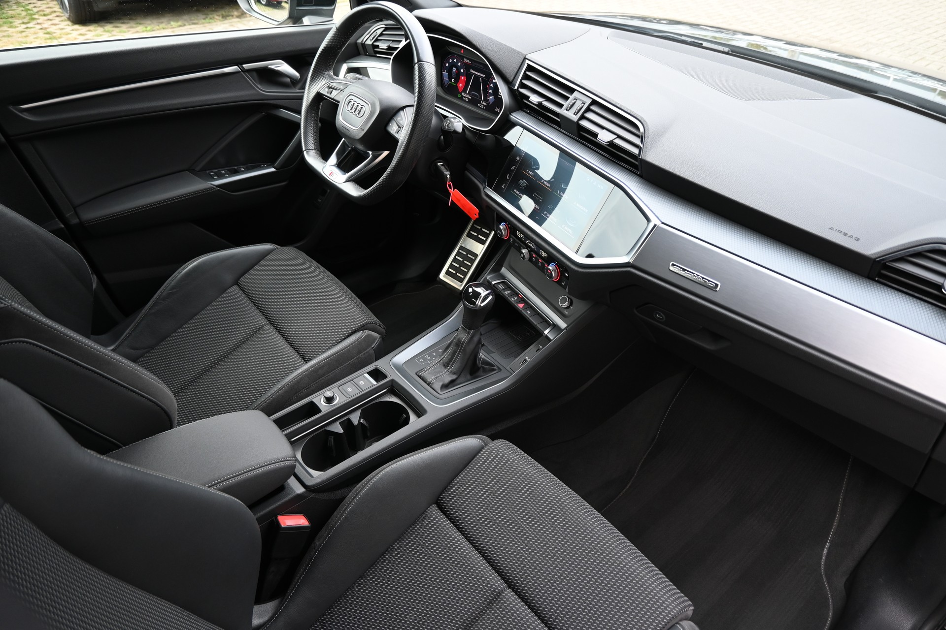 AUDI Q3 40 TFSI S line quattro S-tronic + AHK 2100kg-image-11