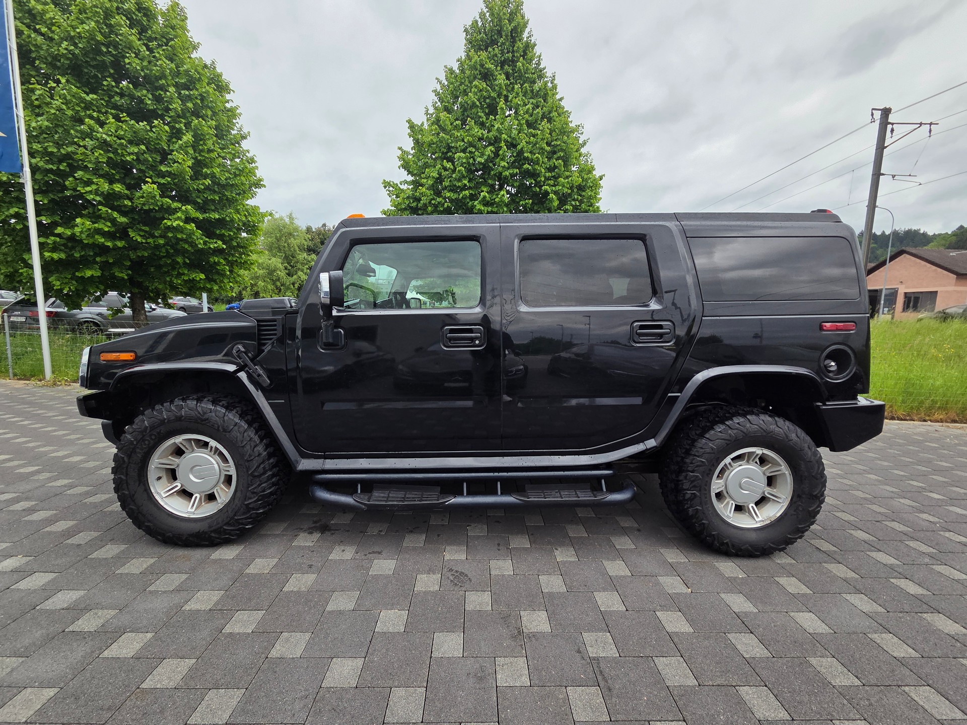 HUMMER H2 6.0 Luxury-showroom-element-3