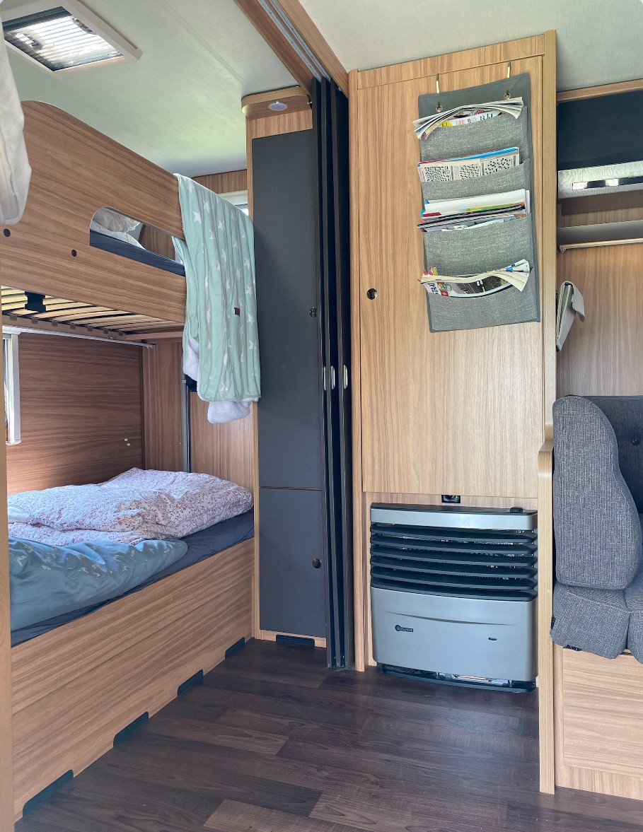 ERIBA Hymer Exciting 560 Family-Wohnwagen, 60 Edition inkl. Thule Rollmarkise + Mehrausstattung-image-9