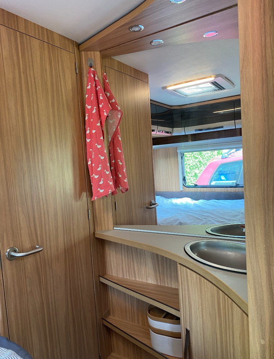 ERIBA Hymer Exciting 560 Family-Wohnwagen, 60 Edition inkl. Thule Rollmarkise + Mehrausstattung-image-6