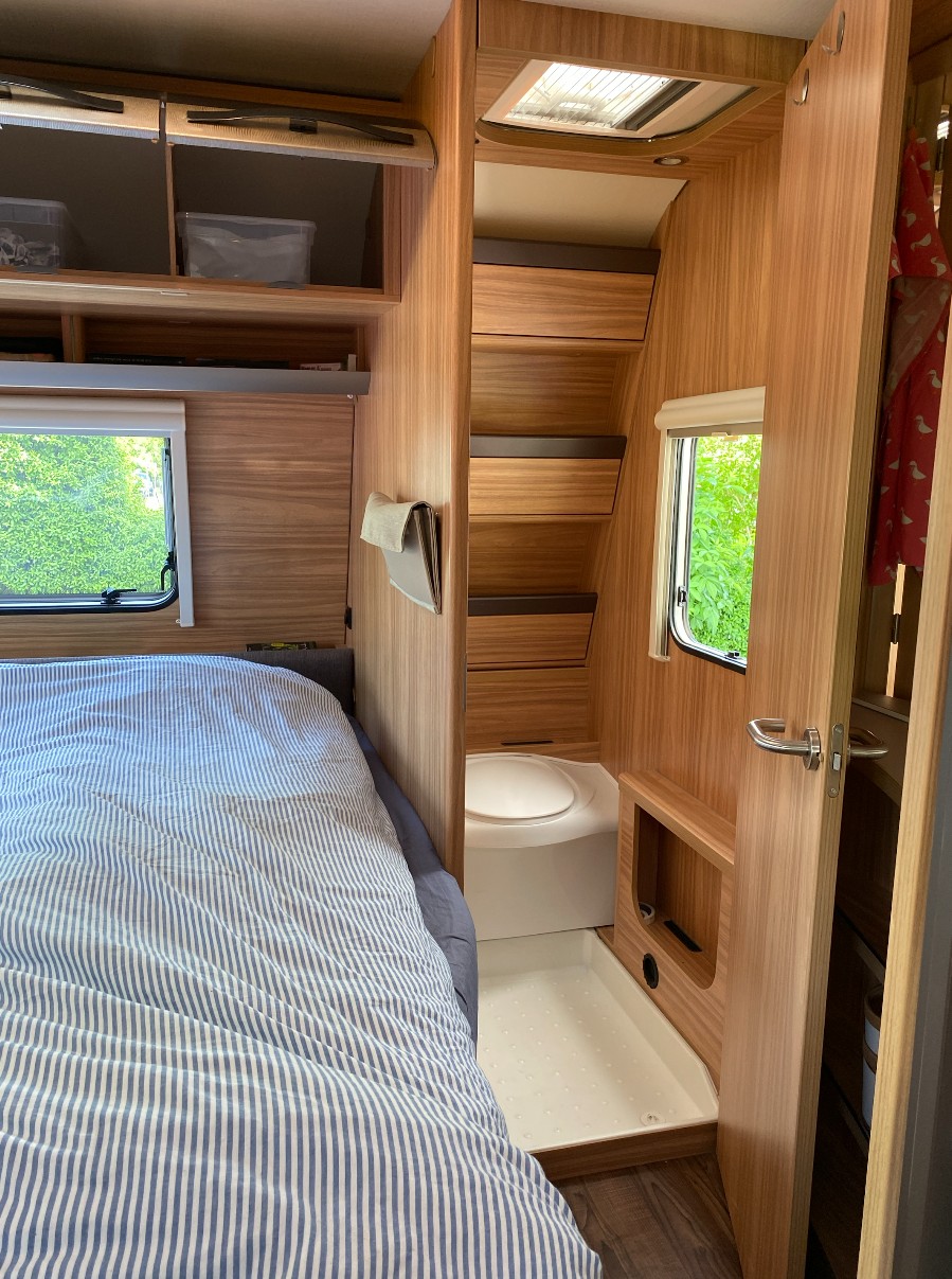 ERIBA Hymer Exciting 560 Family-Wohnwagen, 60 Edition inkl. Thule Rollmarkise + Mehrausstattung-image-4
