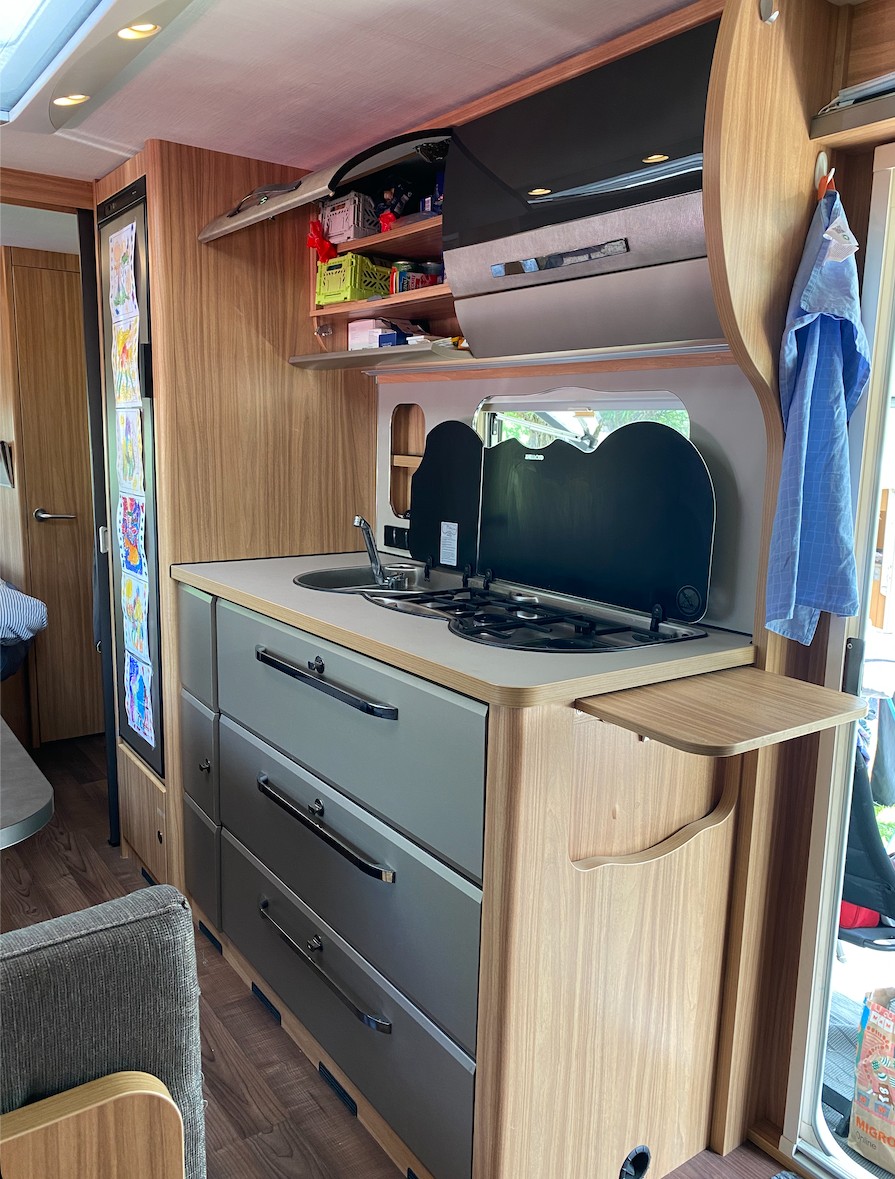 ERIBA Hymer Exciting 560 Family-Wohnwagen, 60 Edition inkl. Thule Rollmarkise + Mehrausstattung-image-3