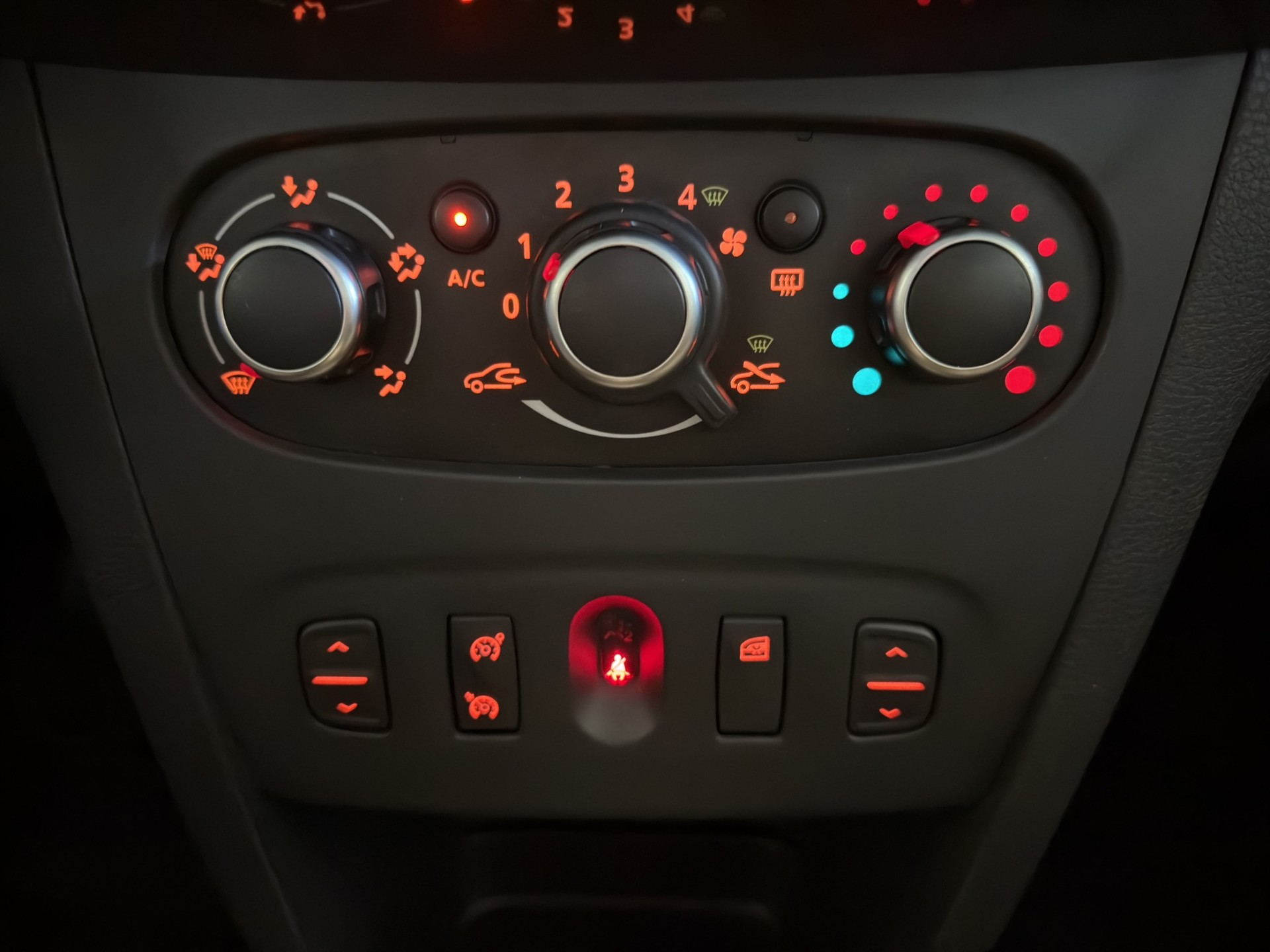 DACIA Logan MCV 0.9 Stepway Unlimited Automatic-image-10