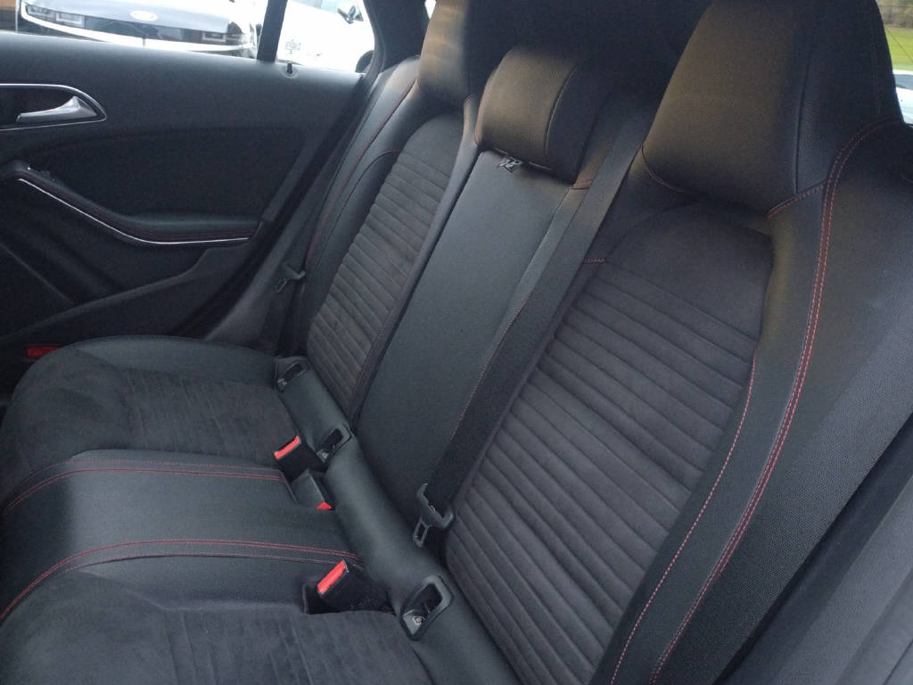MERCEDES-BENZ CLA 250 AMG Line Shooting Brake-image-18