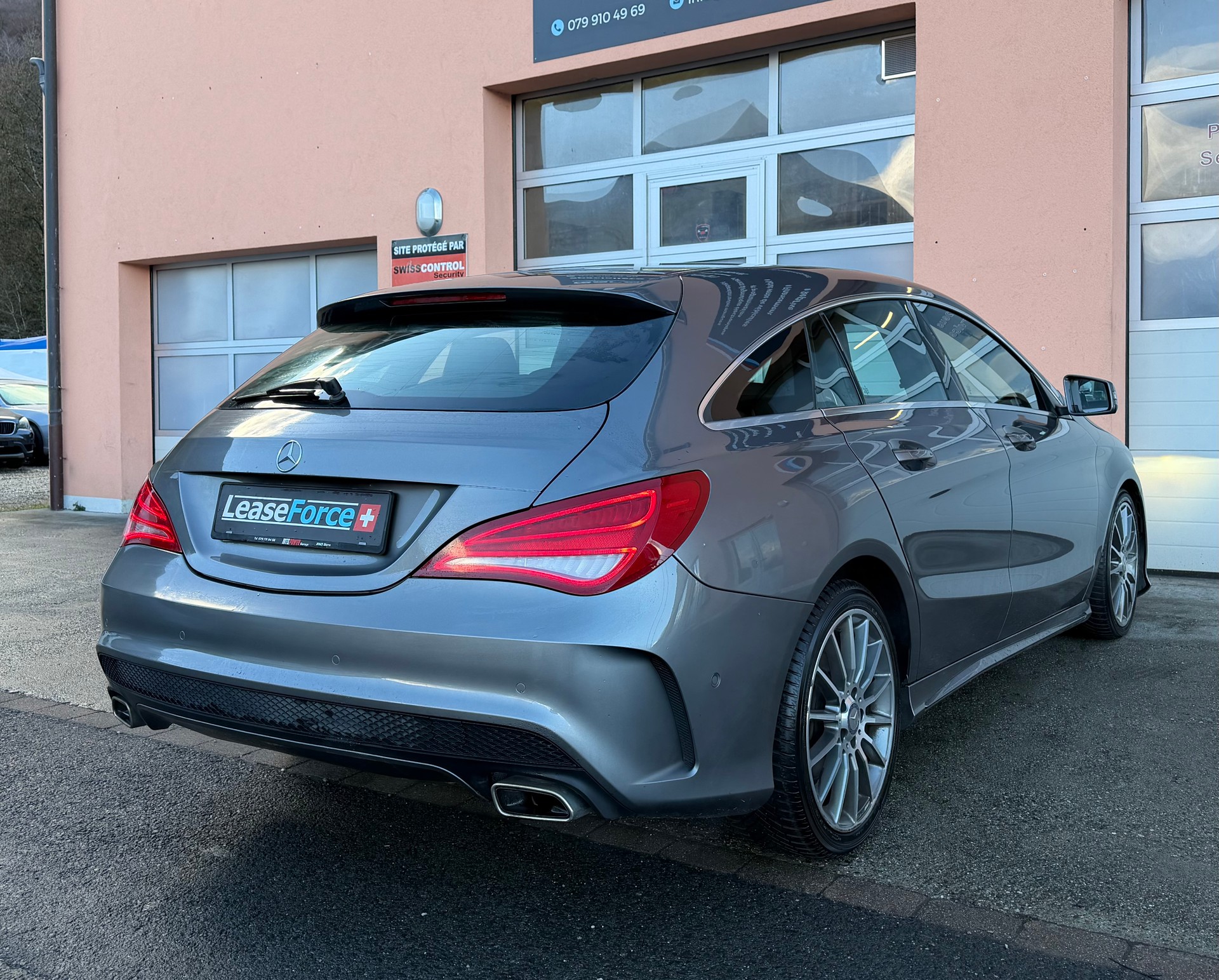 MERCEDES-BENZ CLA Shooting Brake 180 AMG Line 7G-DCT-showroom-element-3