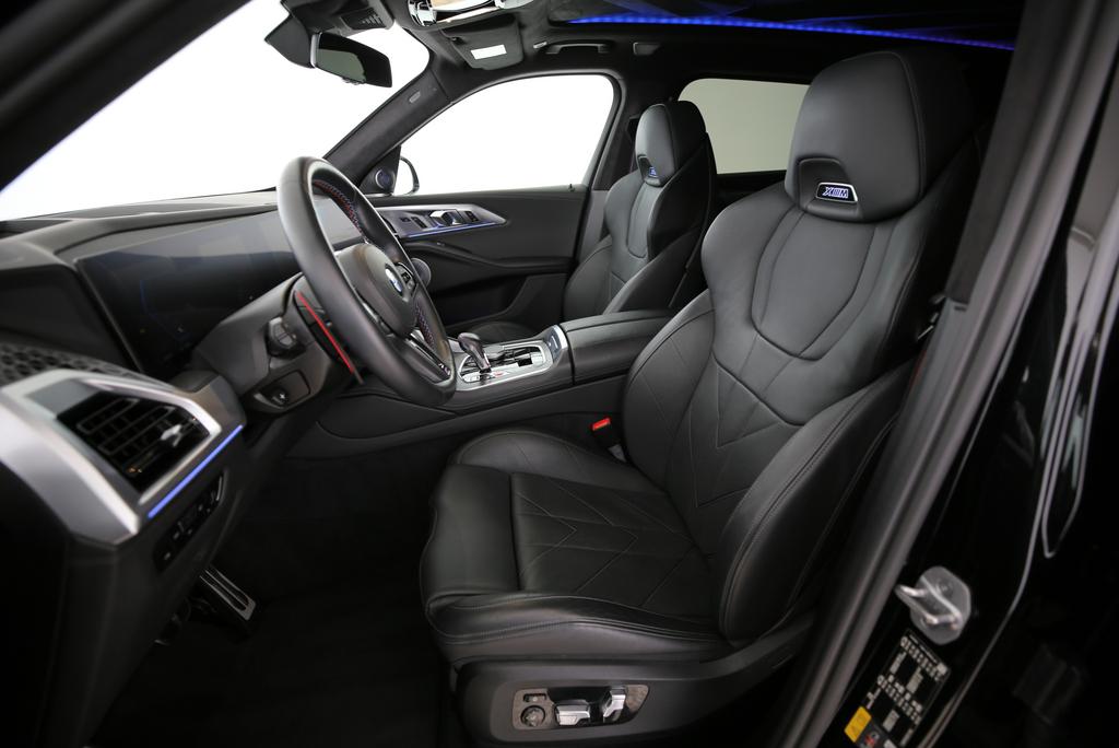 BMW XM Plug-in Hybrid-showroom-element-2