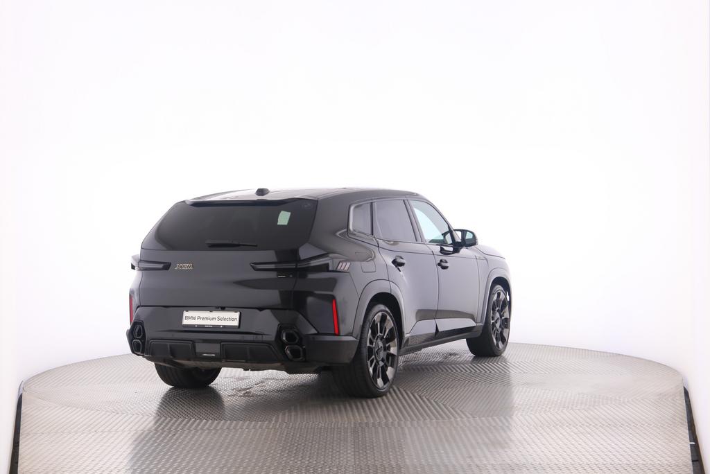 BMW XM Plug-in Hybrid-showroom-element-1