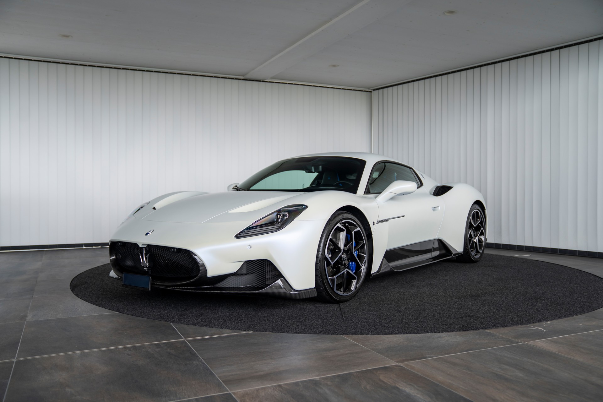 MASERATI MC 20-showroom-element-1