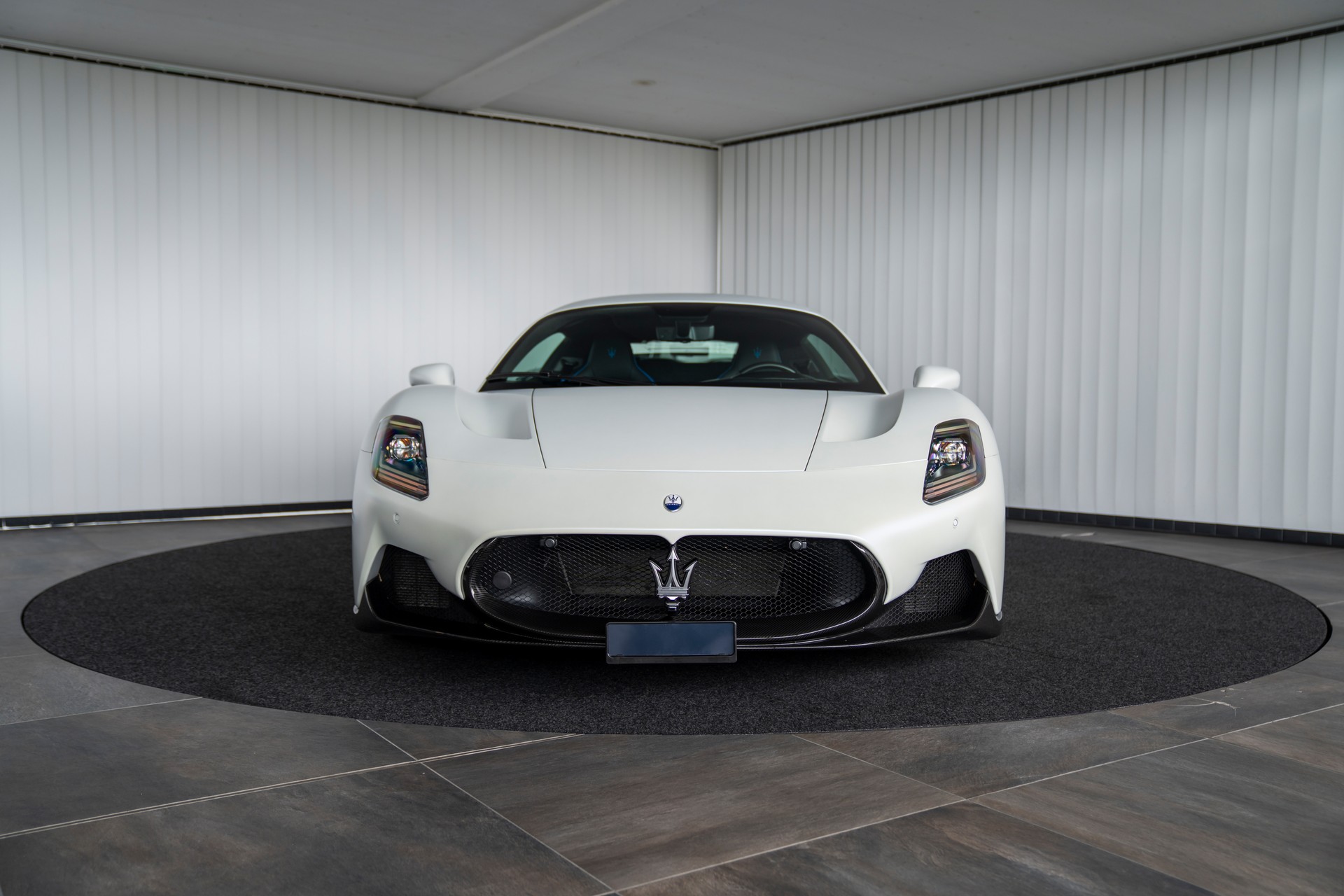 MASERATI MC 20-showroom-element-2