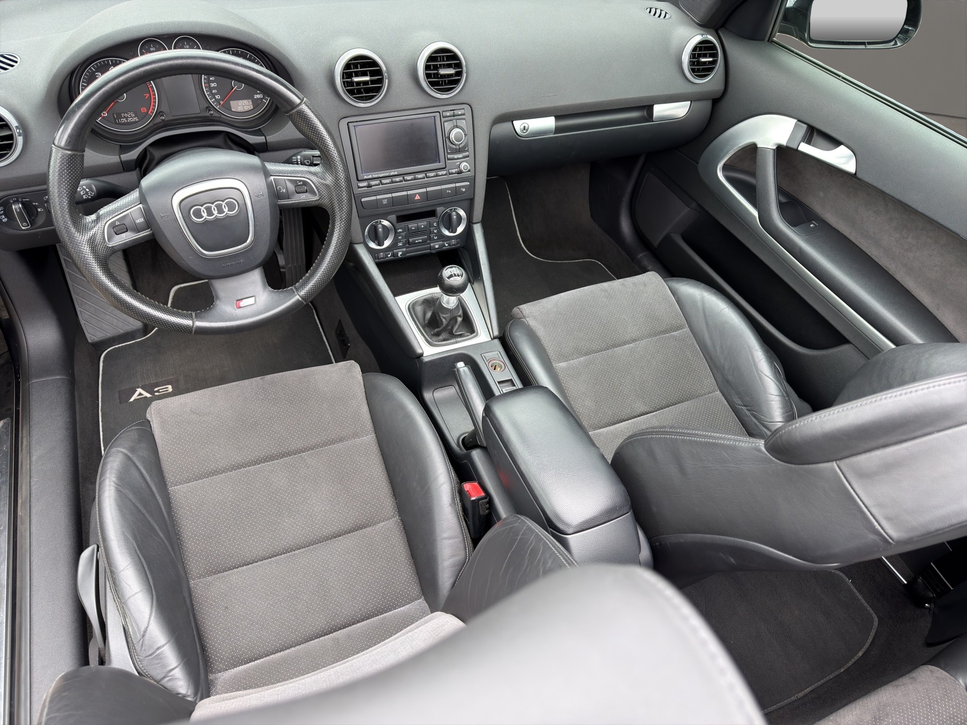 AUDI A3 Cabriolet 1.8 TFSI Attraction S-Line-image-8