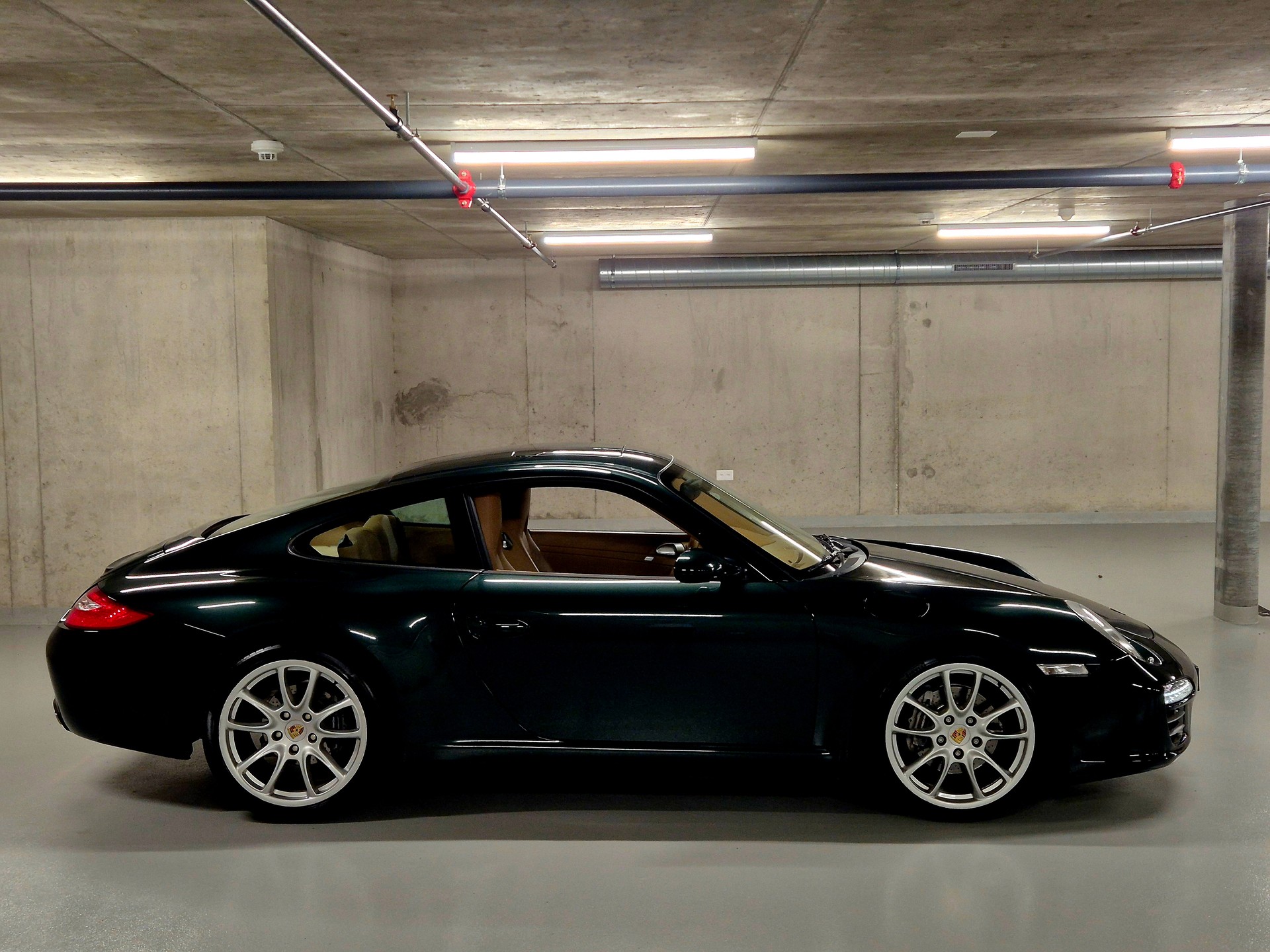 PORSCHE 911 Carrera 4-image-6