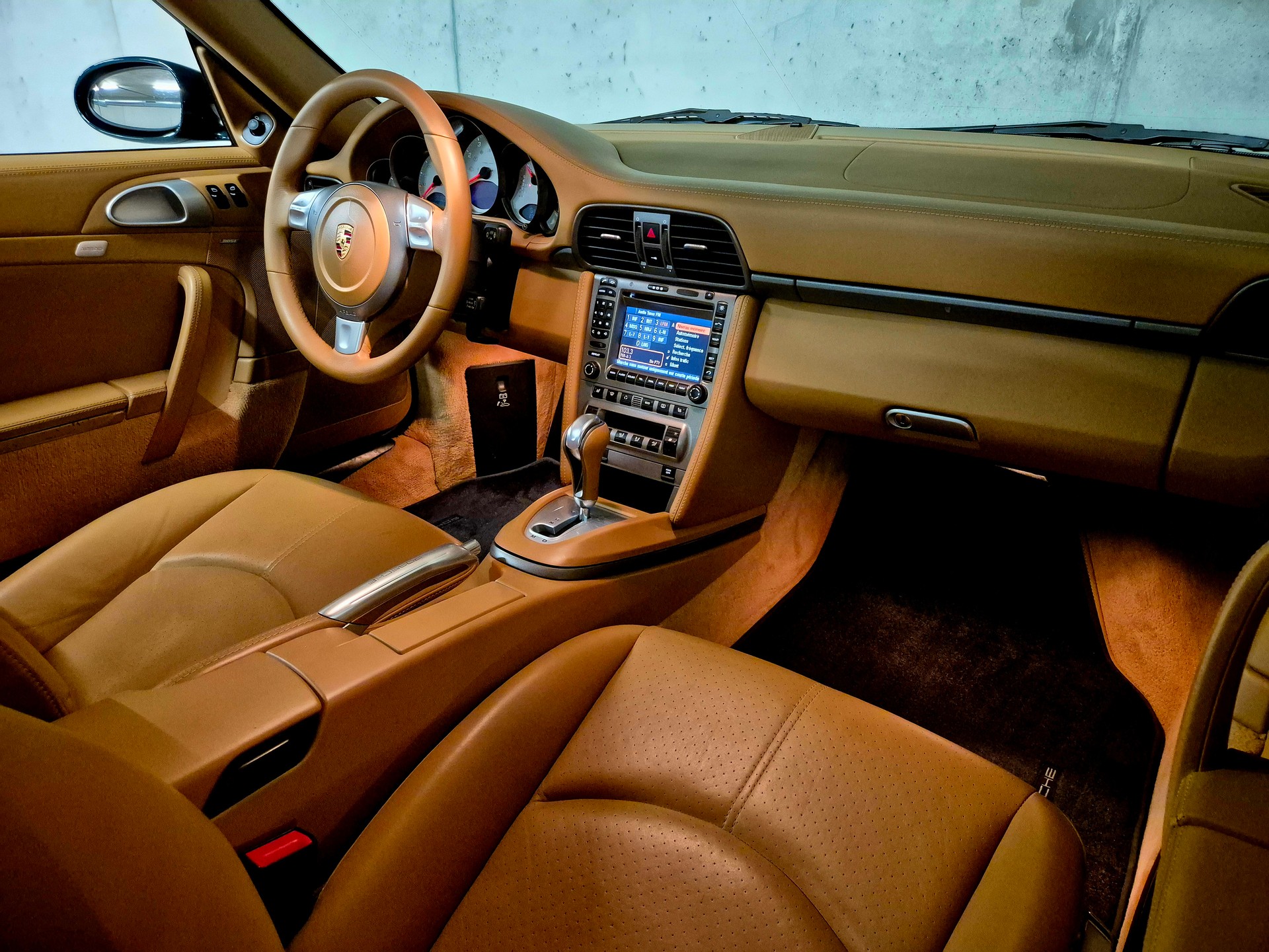PORSCHE 911 Carrera 4-image-14