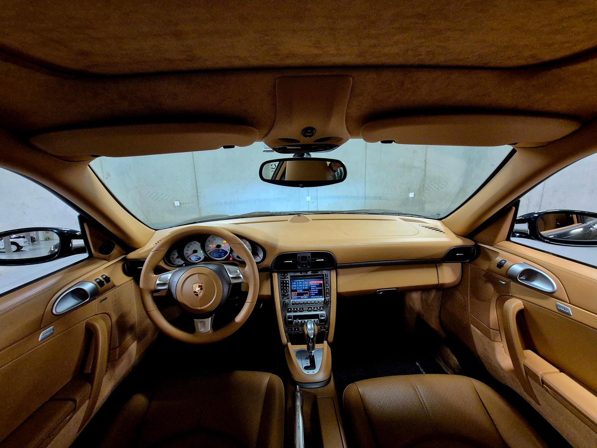 PORSCHE 911 Carrera 4-image-11