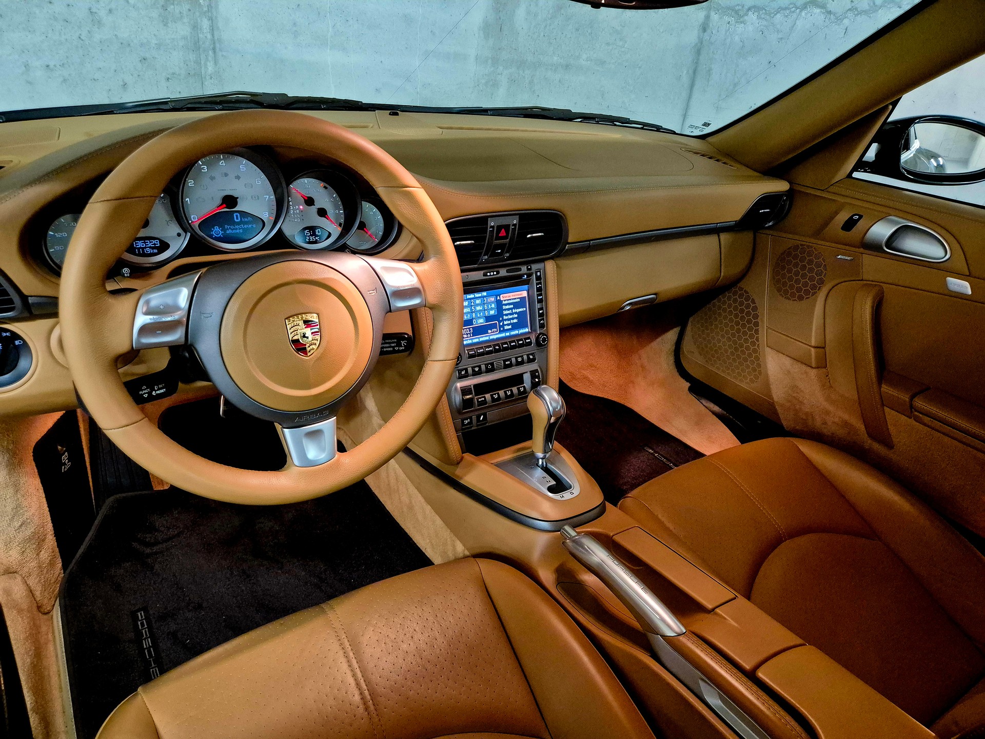 PORSCHE 911 Carrera 4-image-13