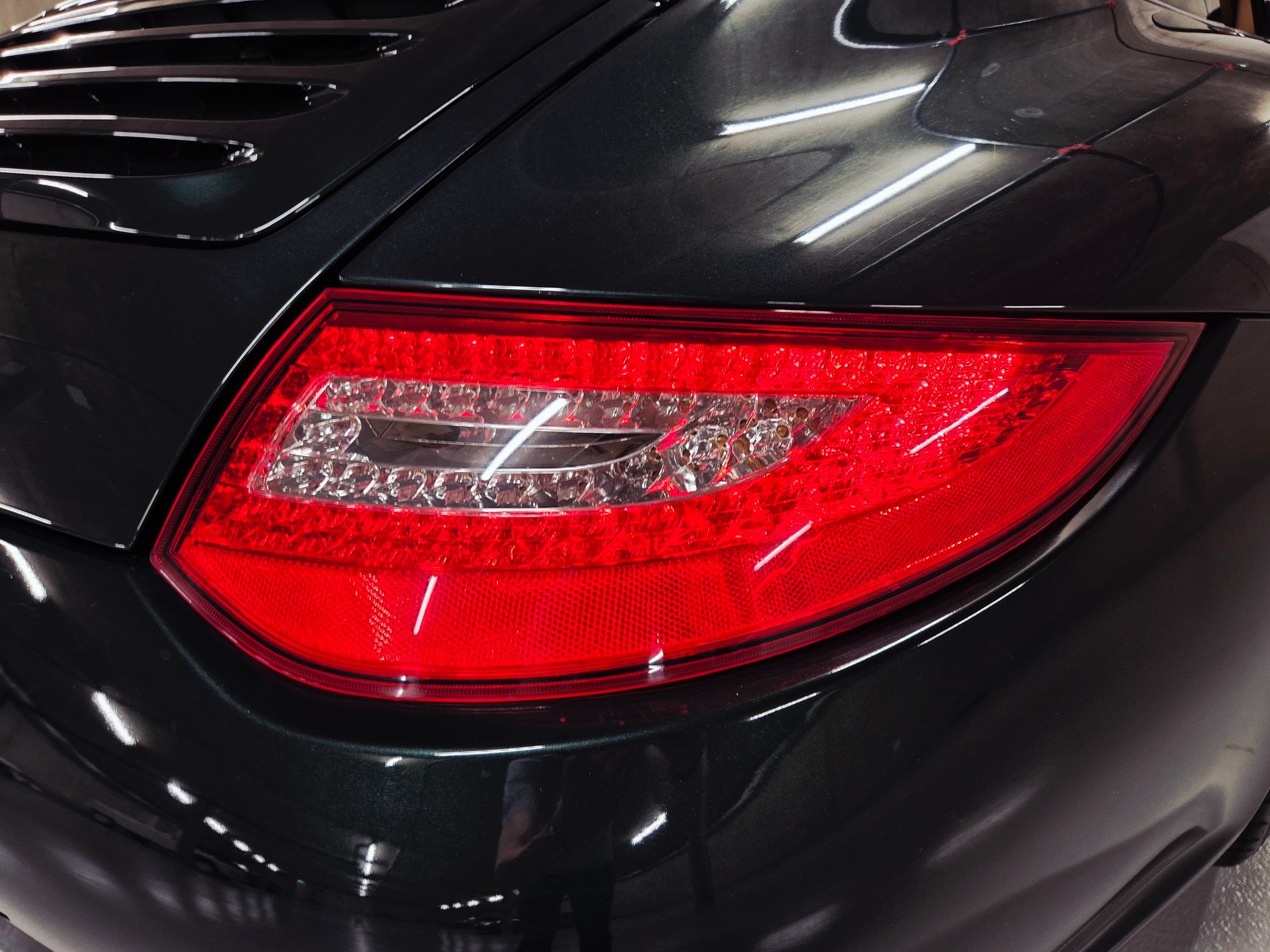 PORSCHE 911 Carrera 4-image-21