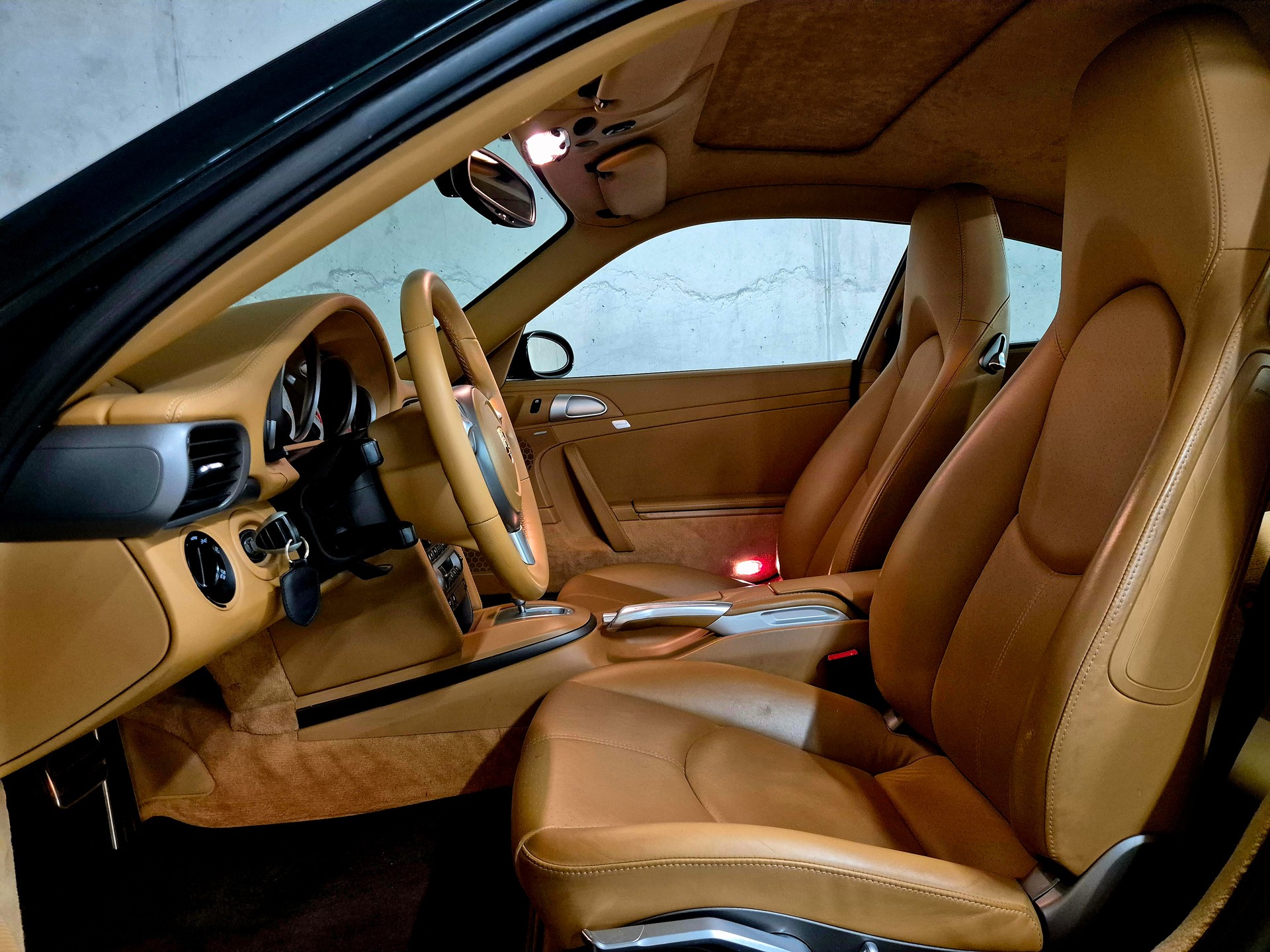 PORSCHE 911 Carrera 4-image-12
