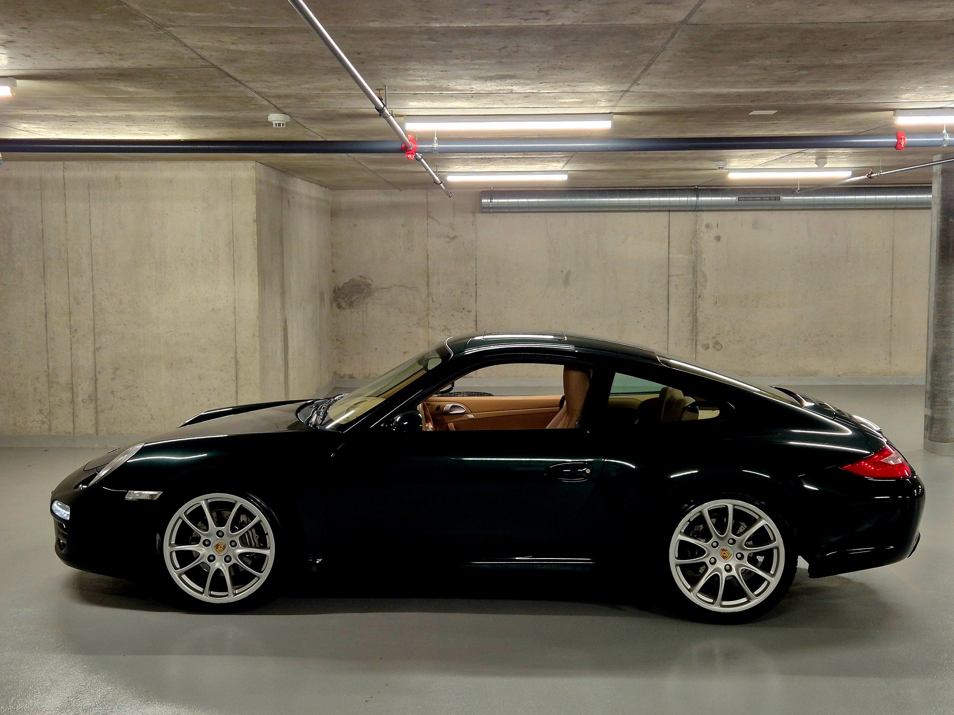 PORSCHE 911 Carrera 4-image-7
