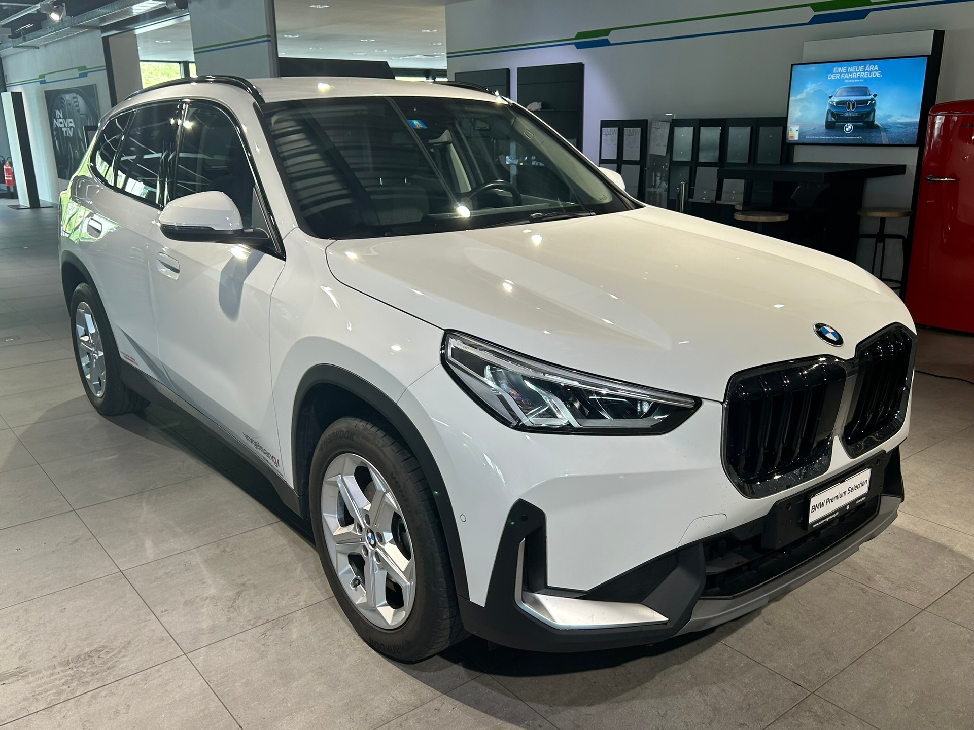 BMW X1 sDrive 18i-showroom-element-1