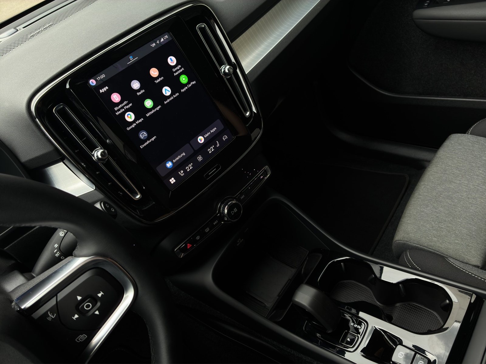 VOLVO XC40 2.0 B3 MH Plus Dark-image-17