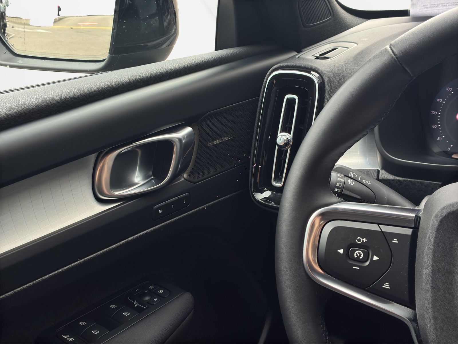 VOLVO XC40 2.0 B3 MH Plus Dark-image-16