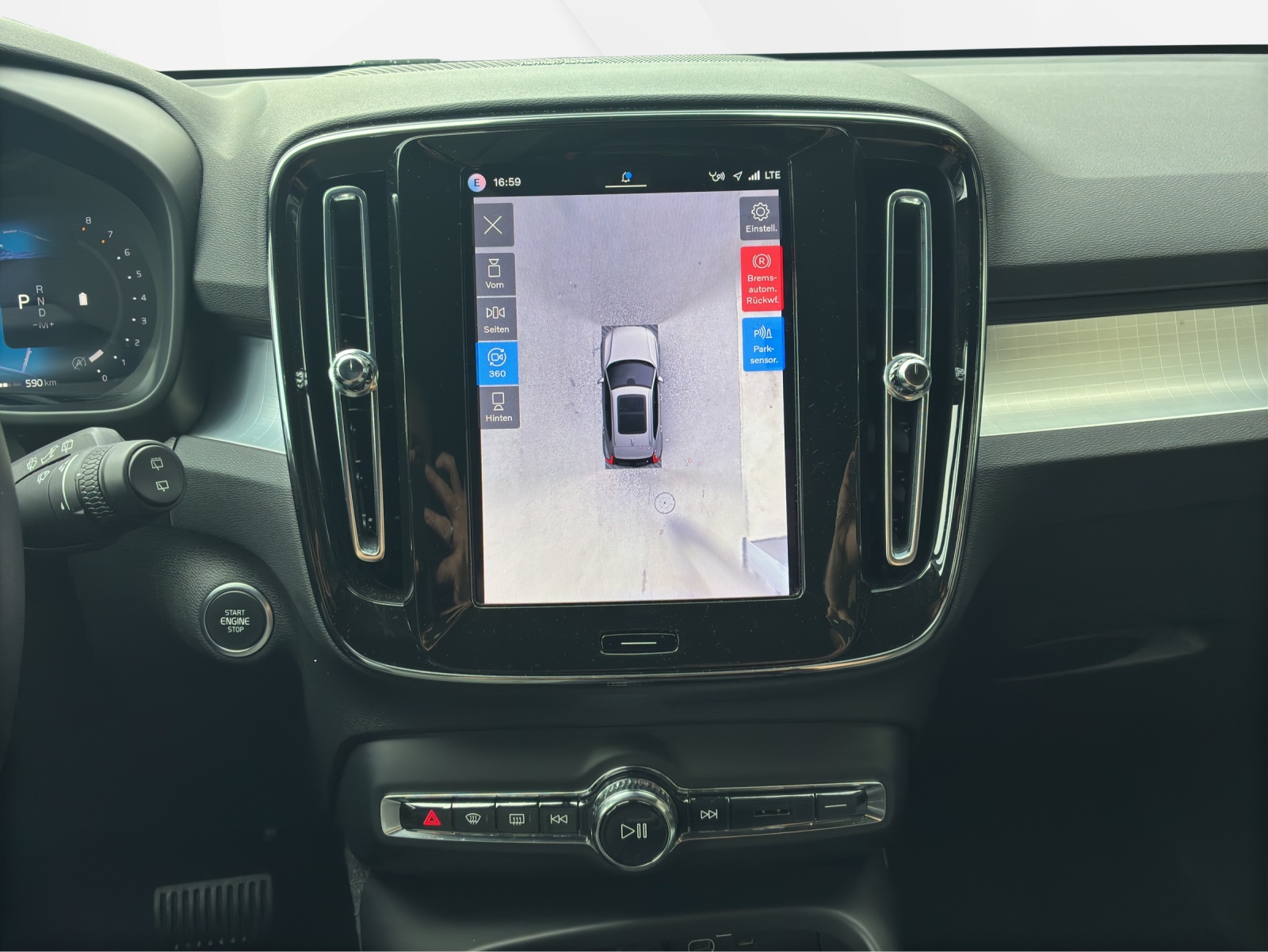 VOLVO XC40 2.0 B3 MH Plus Dark-image-12