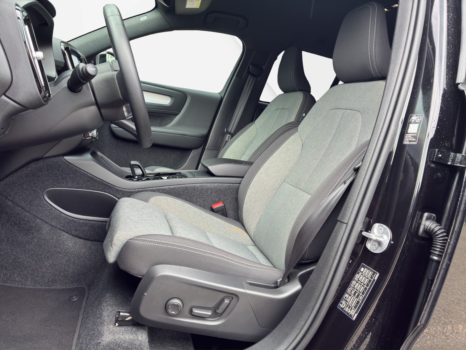 VOLVO XC40 2.0 B3 MH Plus Dark-image-9