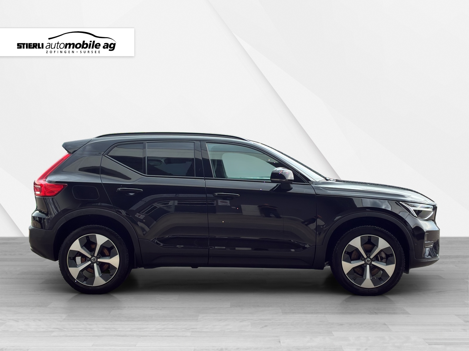 VOLVO XC40 2.0 B3 MH Plus Dark-showroom-element-3