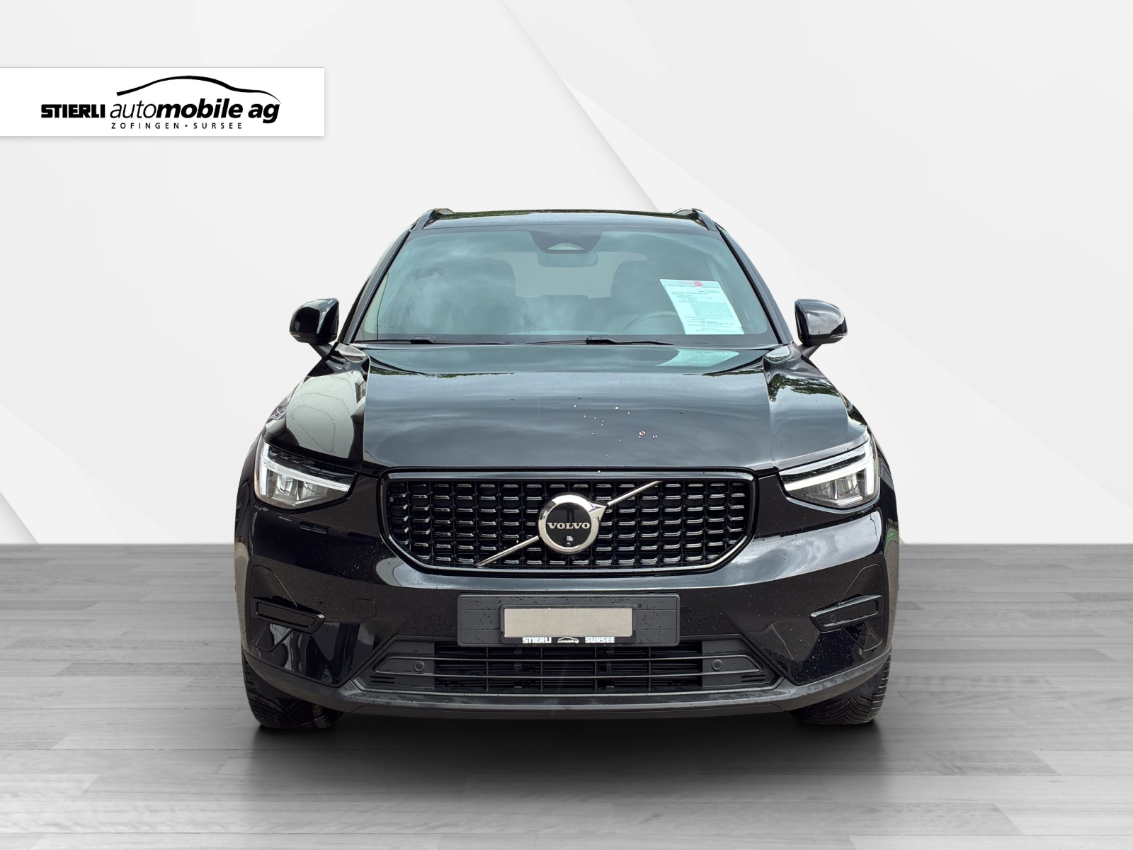 VOLVO XC40 2.0 B3 MH Plus Dark-showroom-element-1