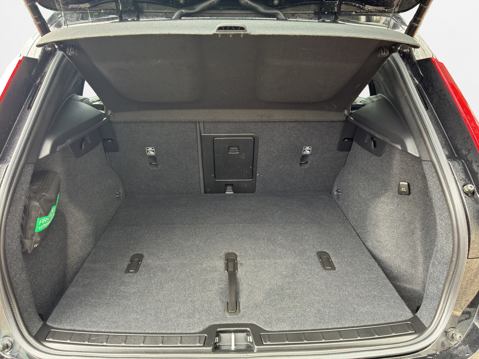 VOLVO XC40 2.0 B3 MH Plus Dark-image-14