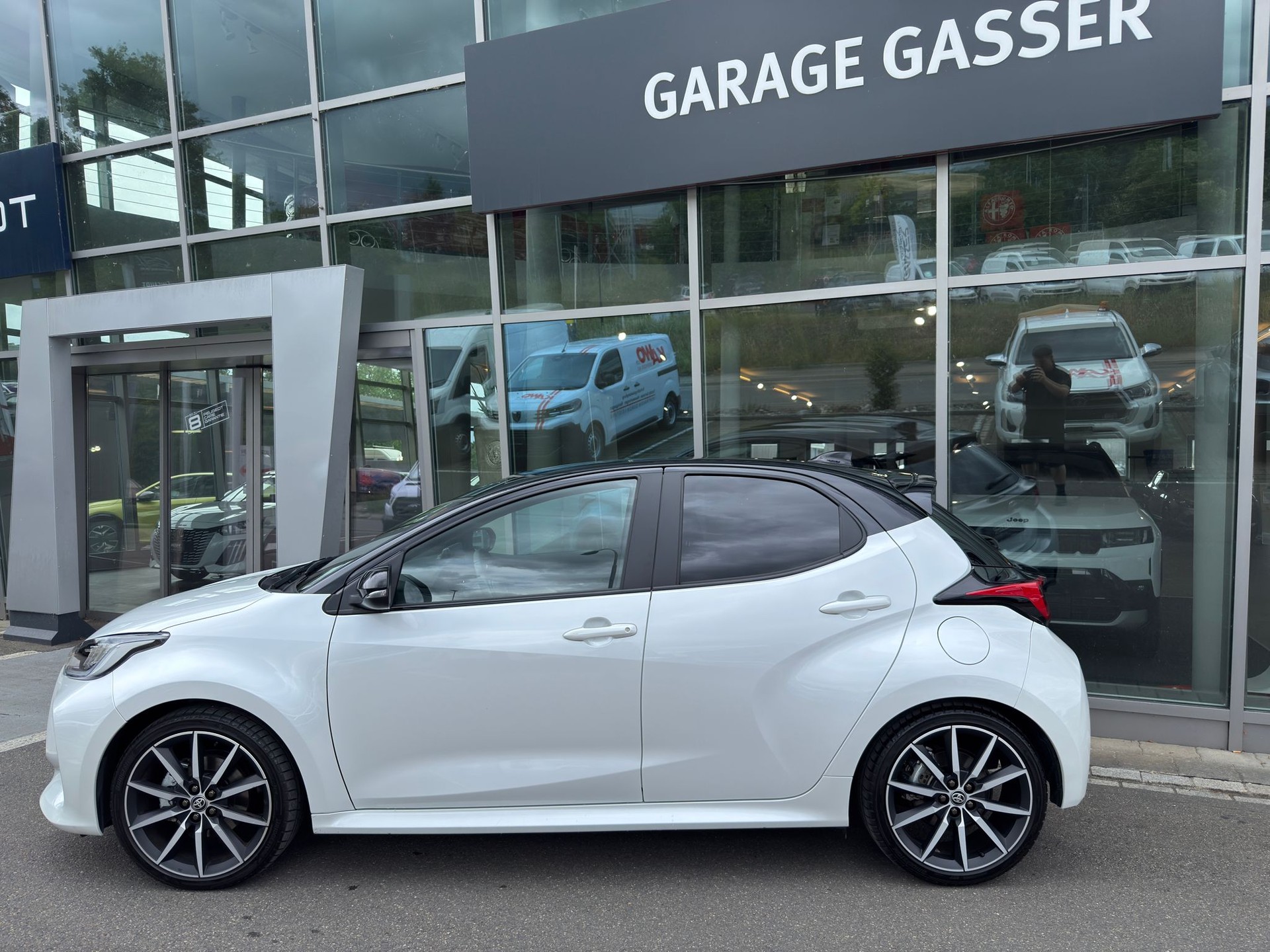TOYOTA Yaris 1.5 GR Sport e-CVT-image-2