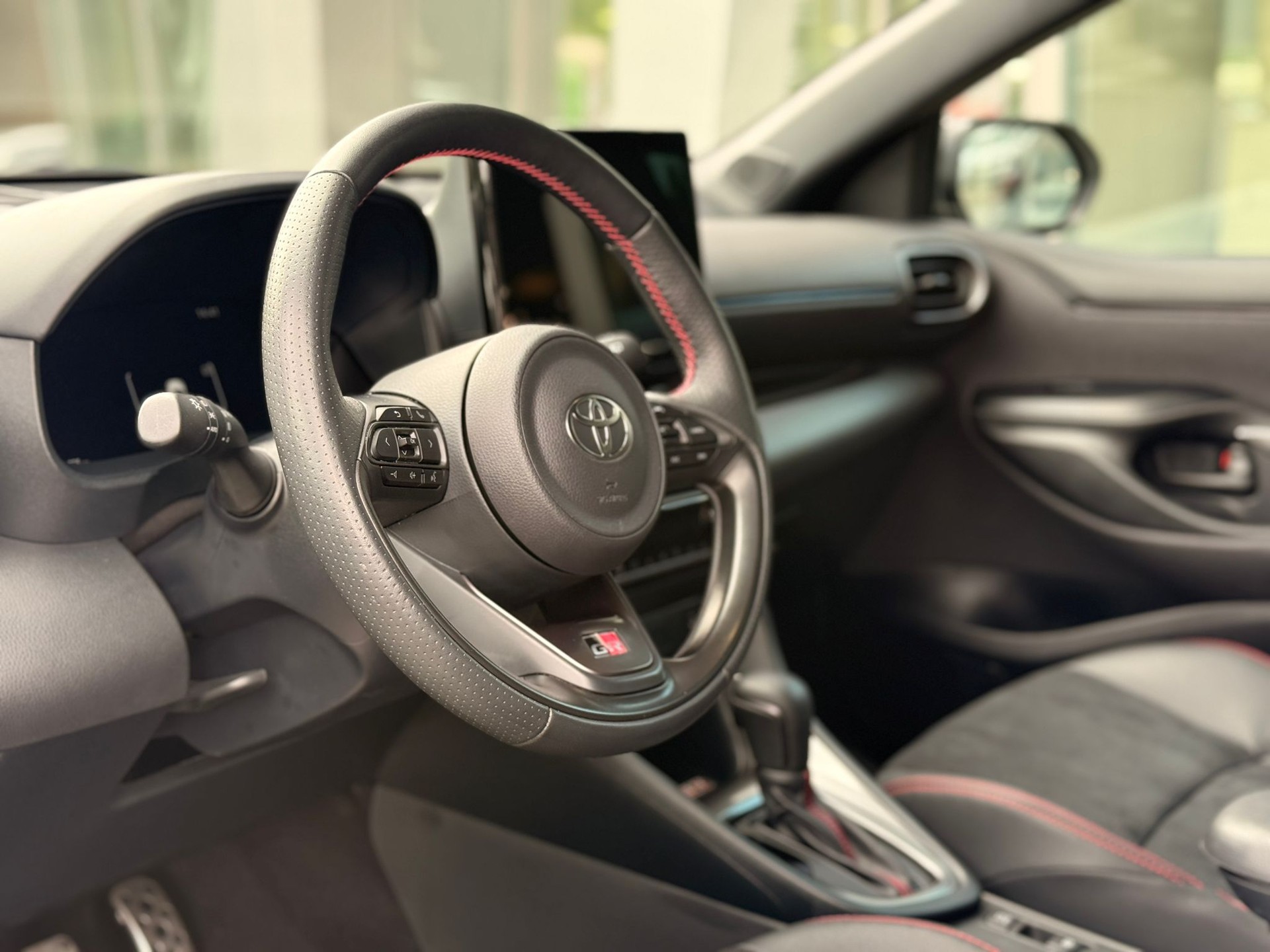 TOYOTA Yaris 1.5 GR Sport e-CVT-image-5