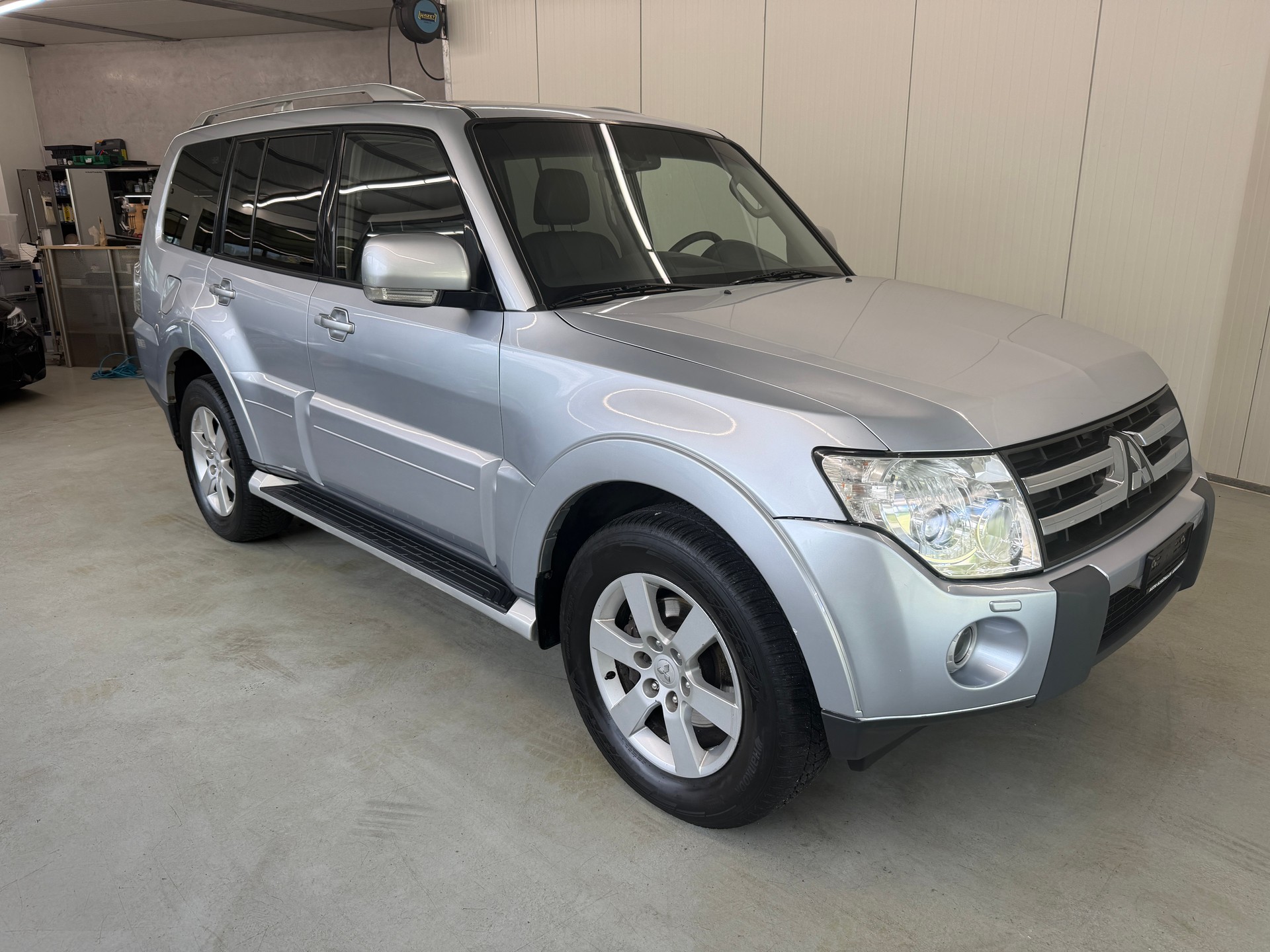 MITSUBISHI Pajero 3.2 DI-D Intense Automatic-showroom-element-1