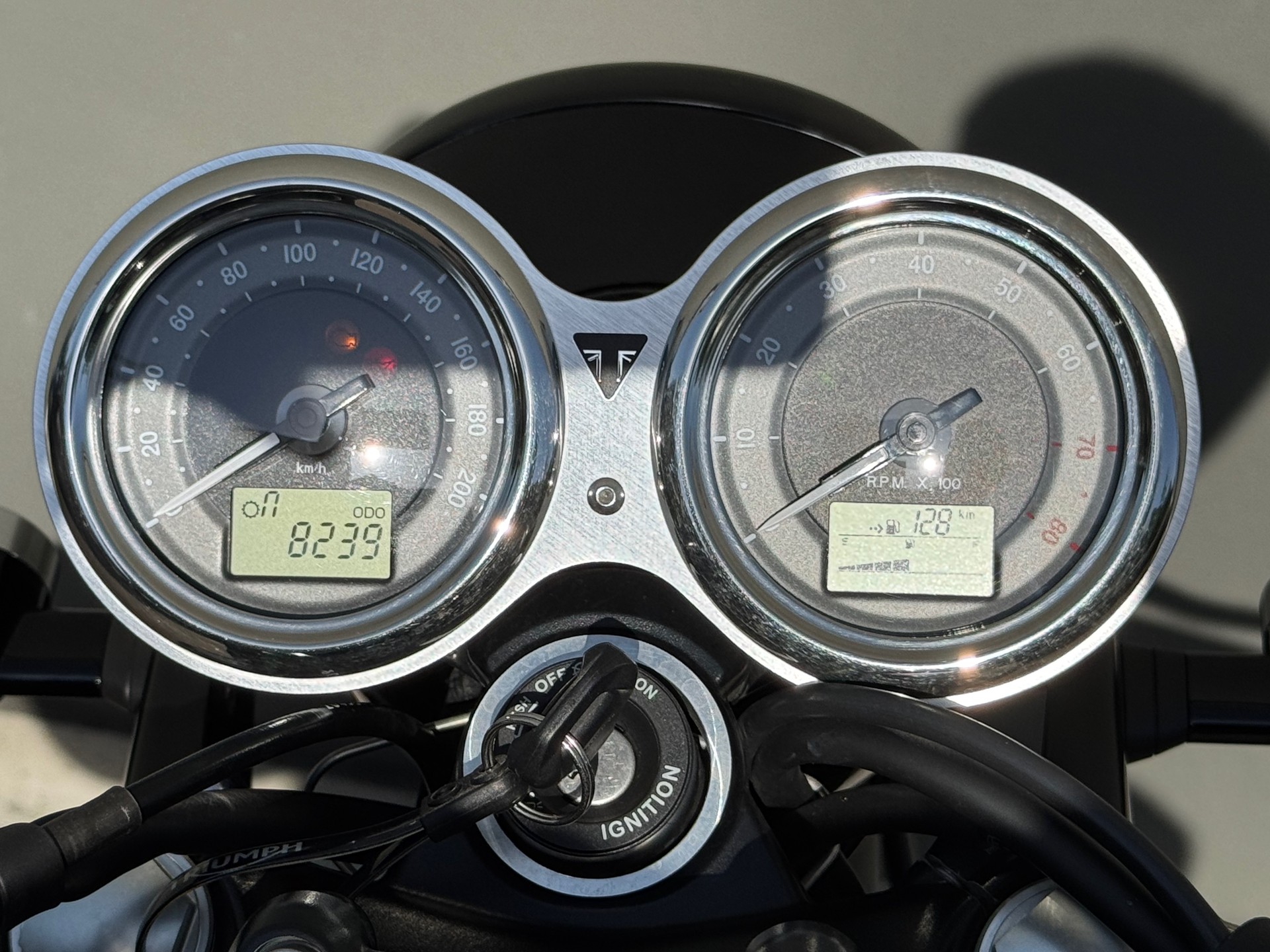 TRIUMPH Bonneville 900 T 100 ABS-image-4