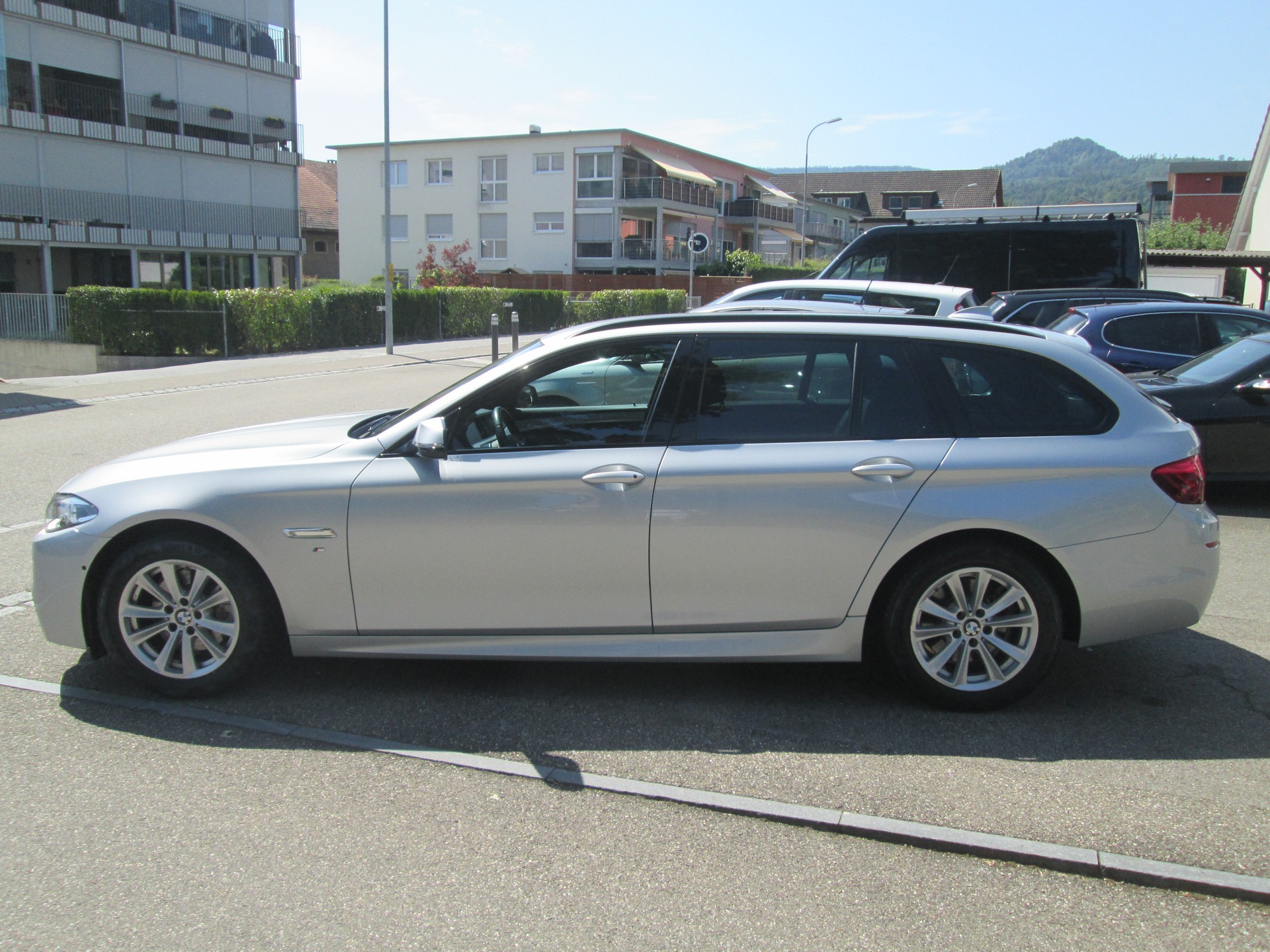 BMW 520d Touring xDrive Luxury Line Steptronic-image-1