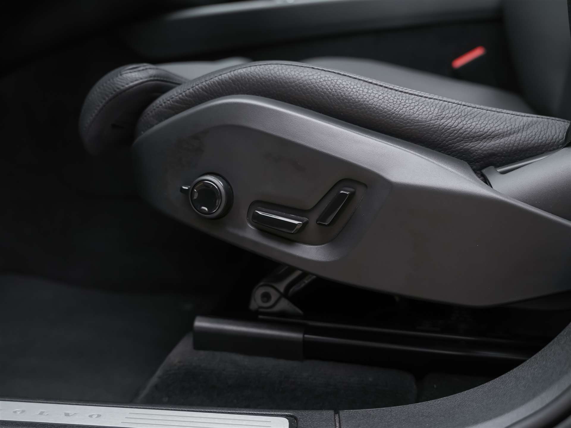 VOLVO XC60 B4 Diesel Mild Hybrid AWD Ultimate Dark Geartronic *Panorama*Head-Up*Standheizung*-image-29