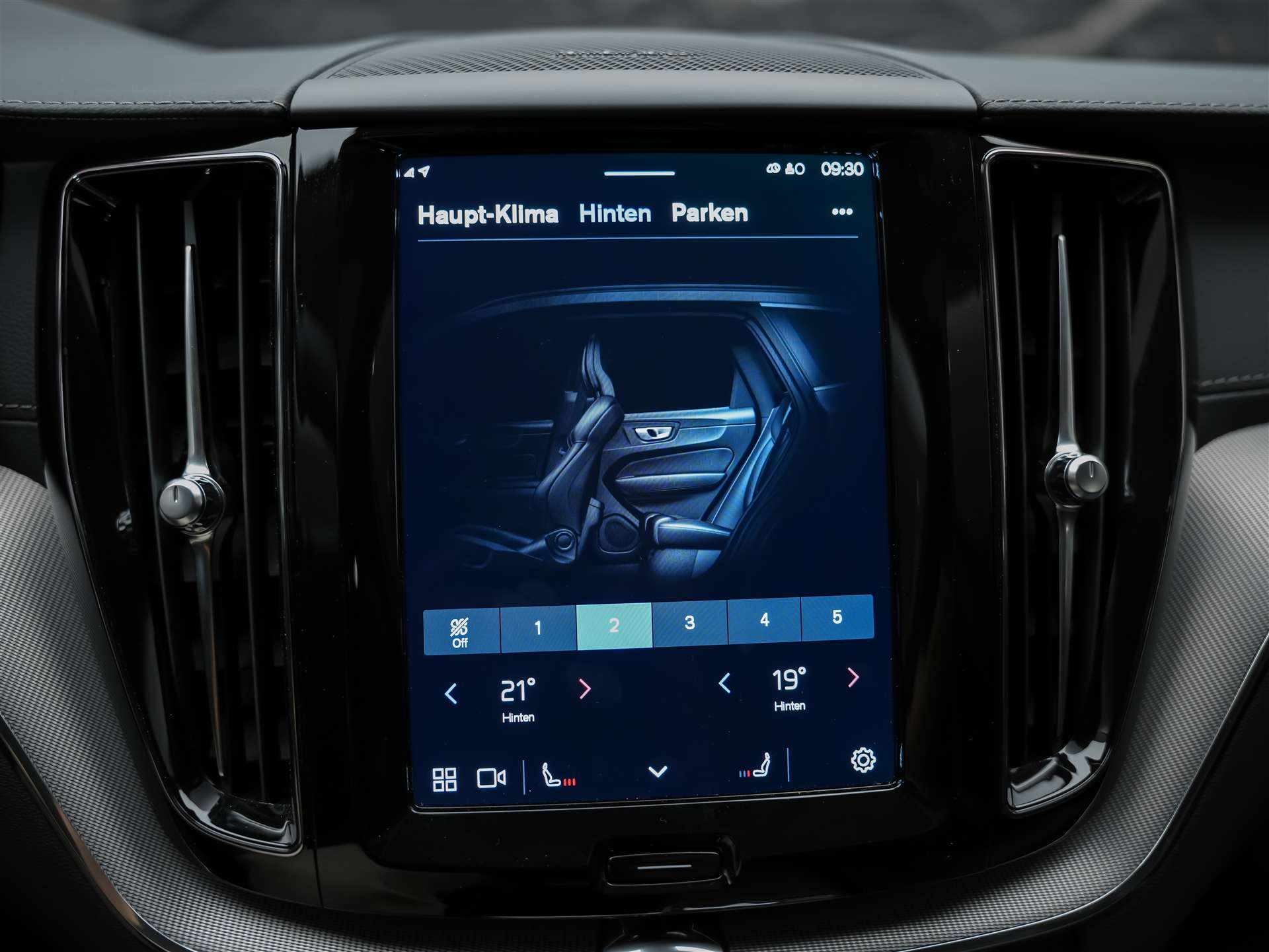 VOLVO XC60 B4 Diesel Mild Hybrid AWD Ultimate Dark Geartronic *Panorama*Head-Up*Standheizung*-image-35