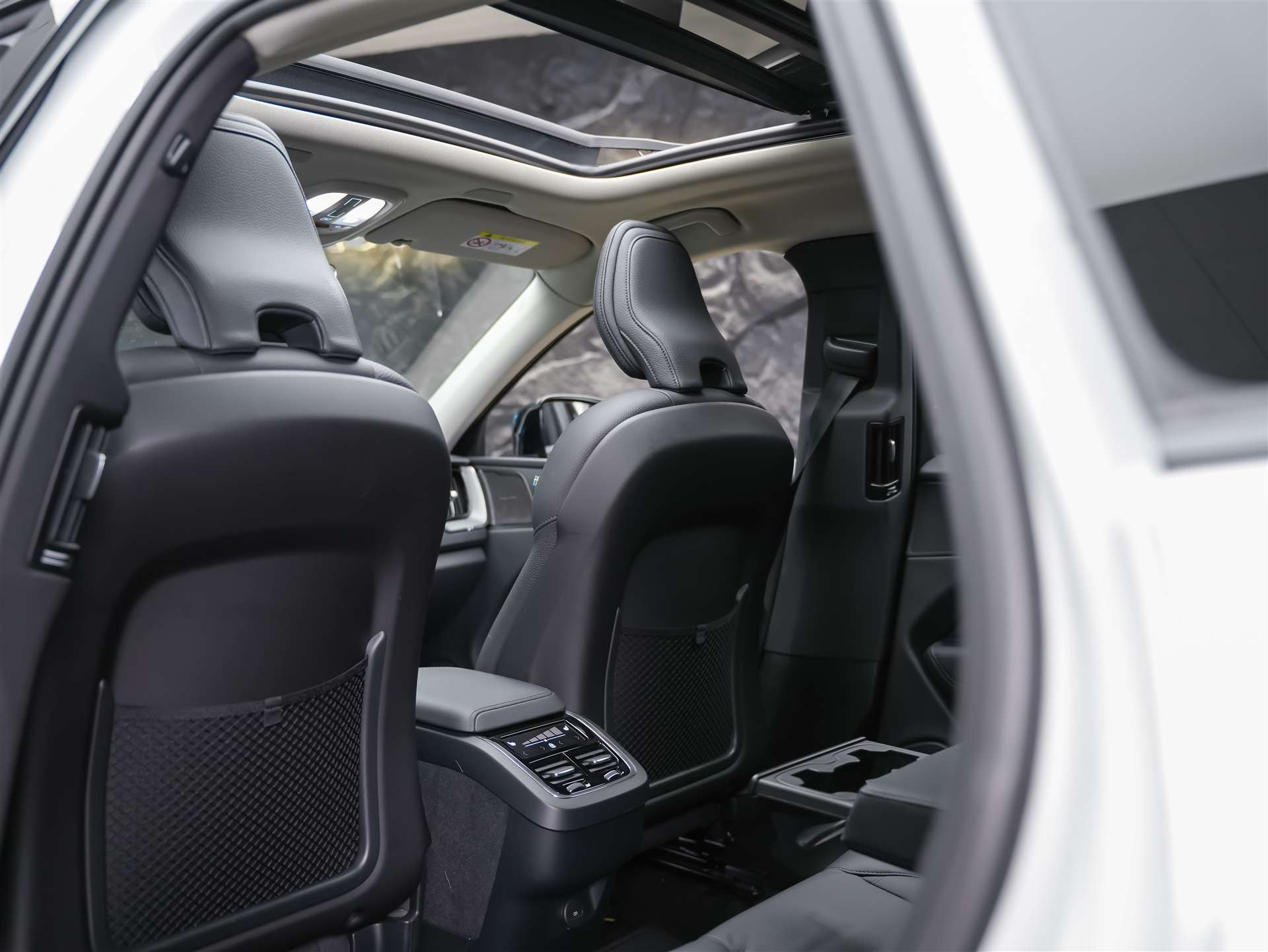 VOLVO XC60 B4 Diesel Mild Hybrid AWD Ultimate Dark Geartronic *Panorama*Head-Up*Standheizung*-image-12